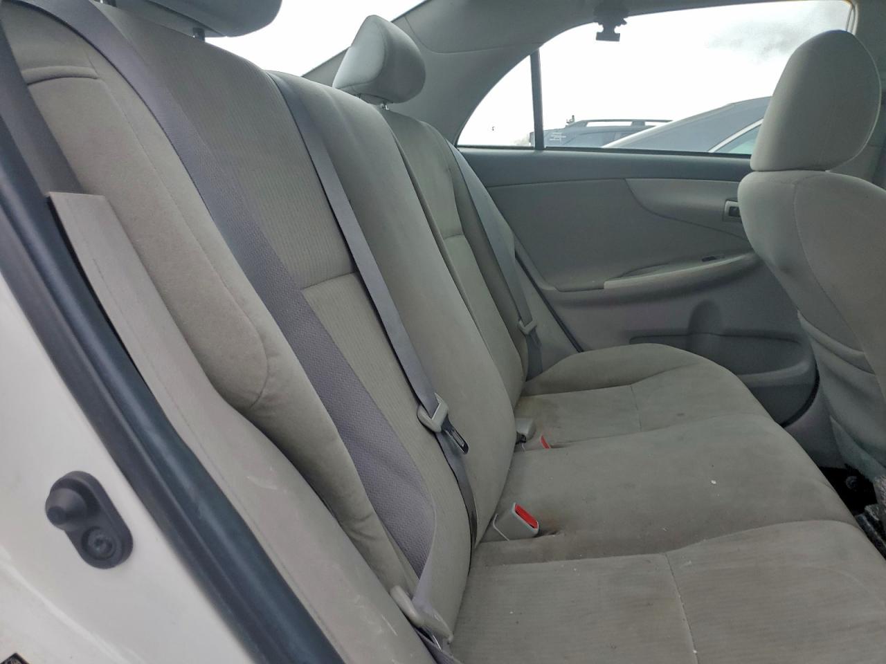 2010 Toyota Corolla Base Белый vin: 2T1BU4EE5AC350952