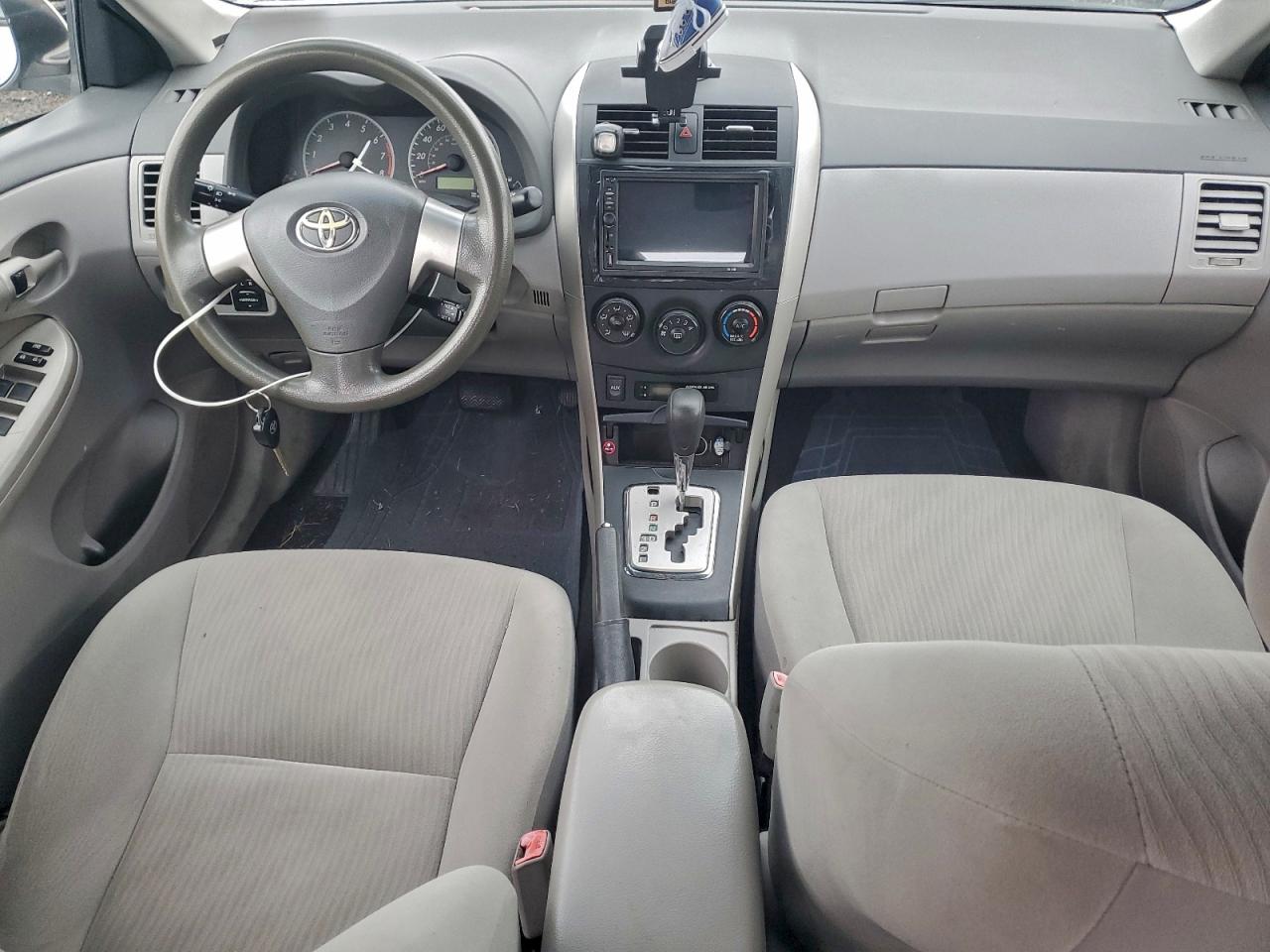 2010 Toyota Corolla Base Белый vin: 2T1BU4EE5AC350952