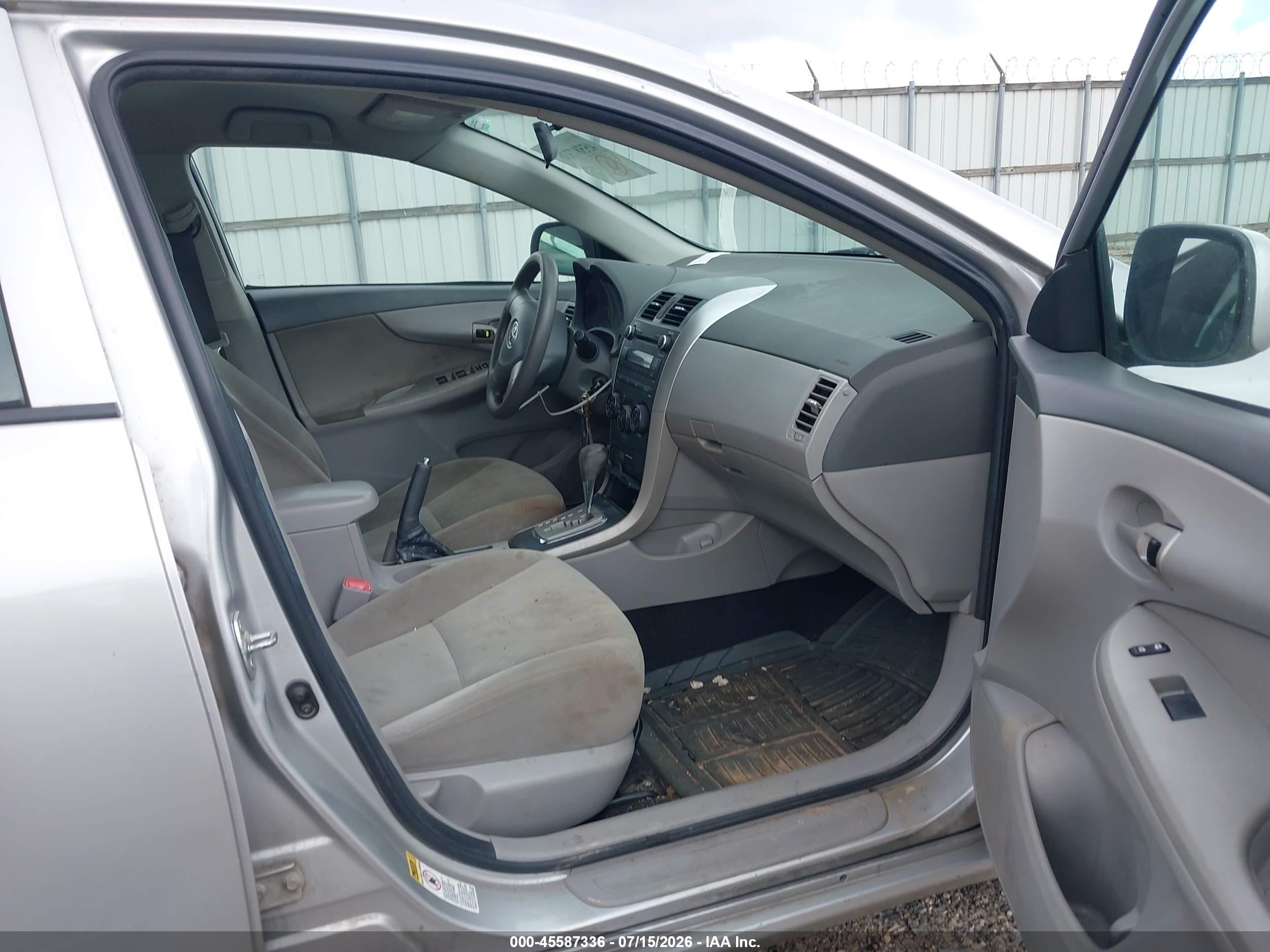 2010 Toyota Corolla Le Silver vin: 2T1BU4EE5AC474980