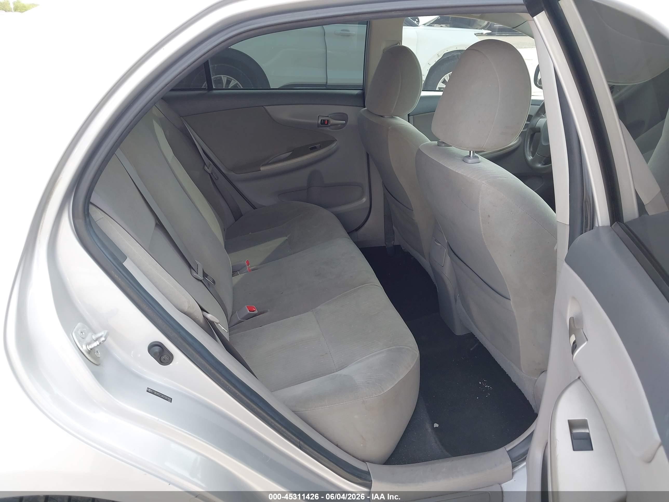2010 Toyota Corolla Le Silver vin: 2T1BU4EE5AC505158