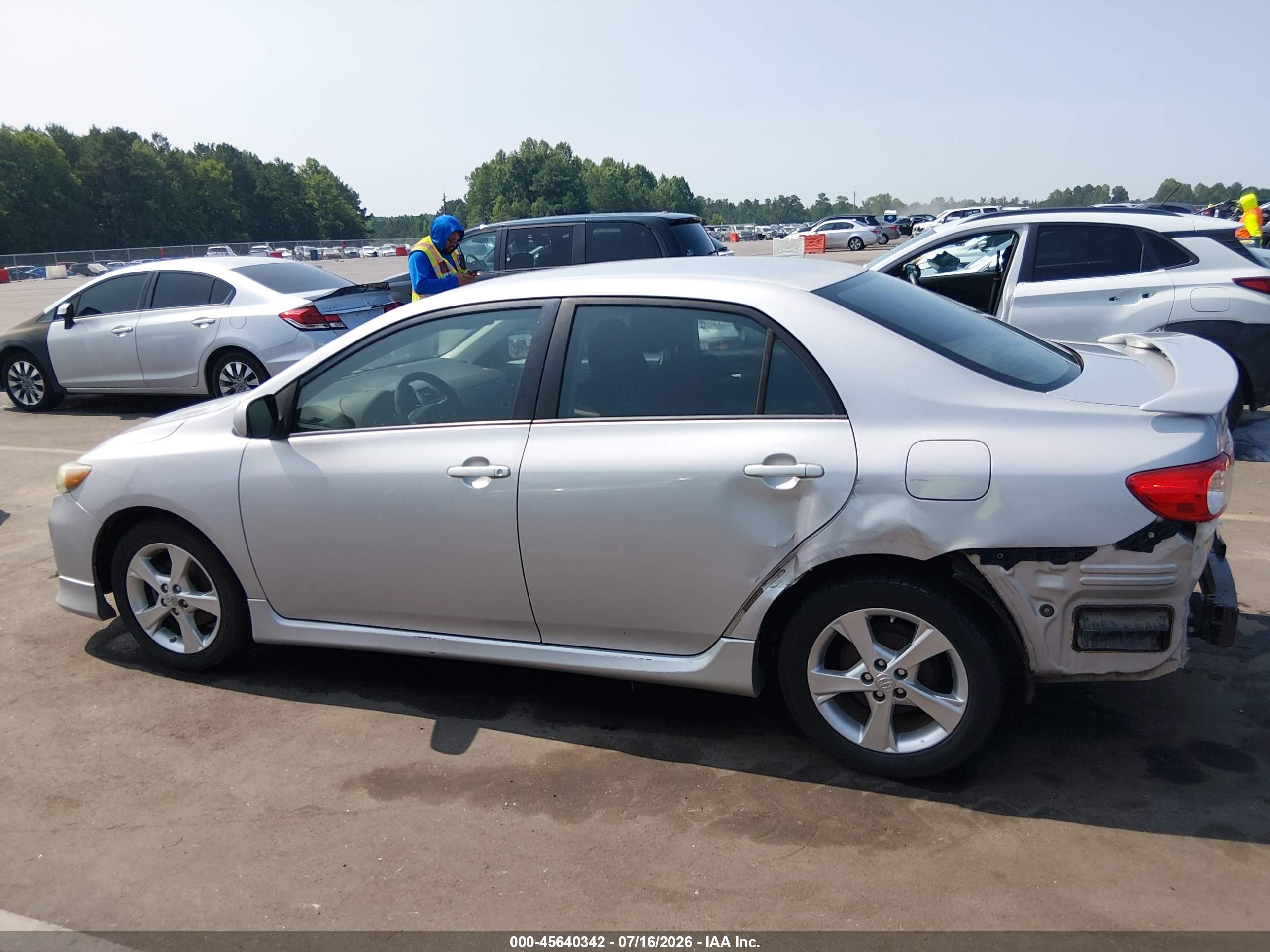 2011 Toyota Corolla S Серебряный vin: 2T1BU4EE5BC540400