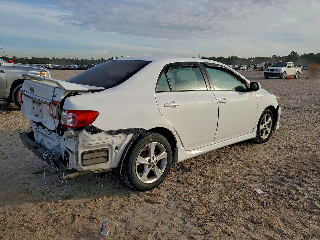 2011 Toyota Corolla Base White vin: 2T1BU4EE5BC581156