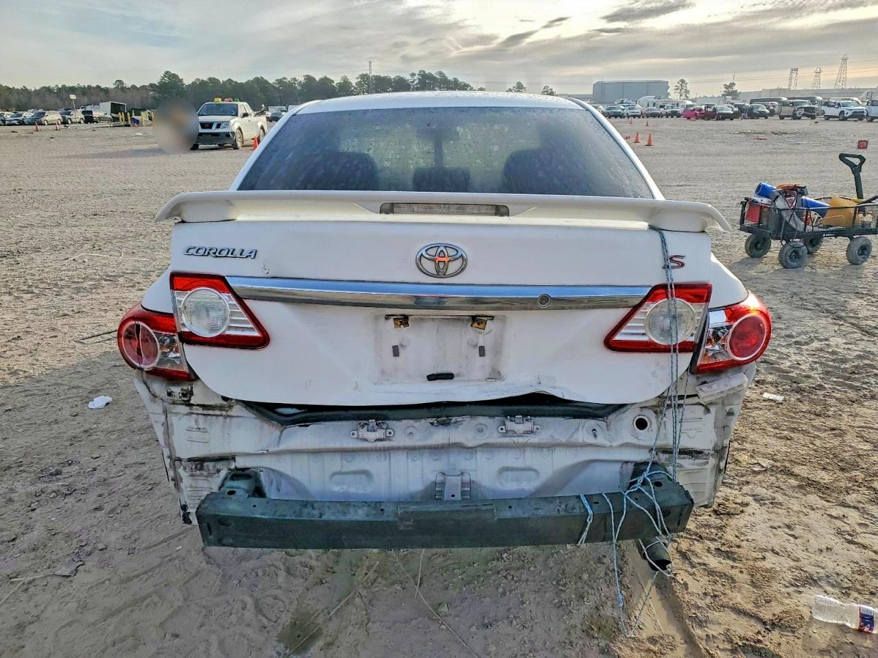 2011 Toyota Corolla Base White vin: 2T1BU4EE5BC581156