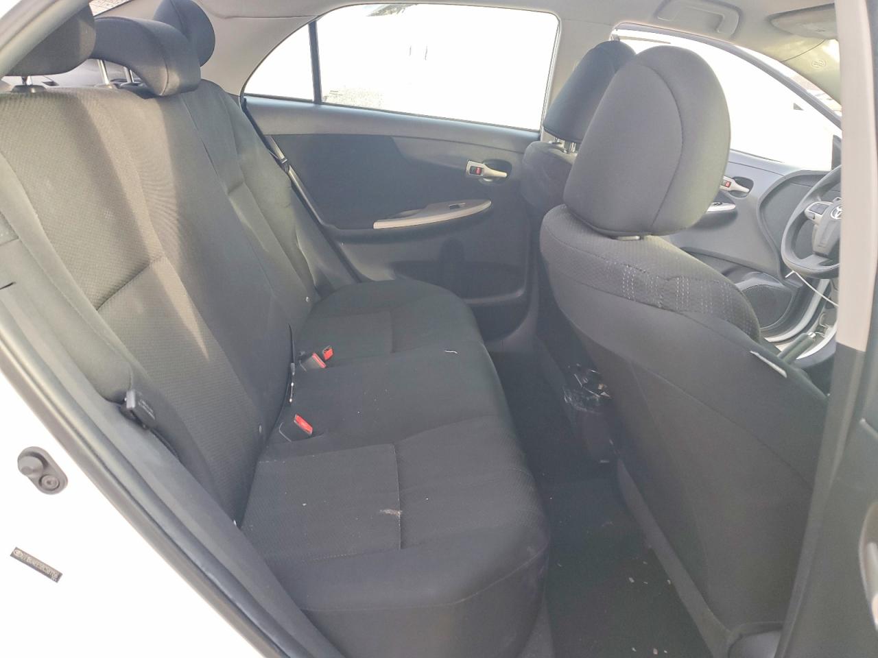 2011 Toyota Corolla Base White vin: 2T1BU4EE5BC581156
