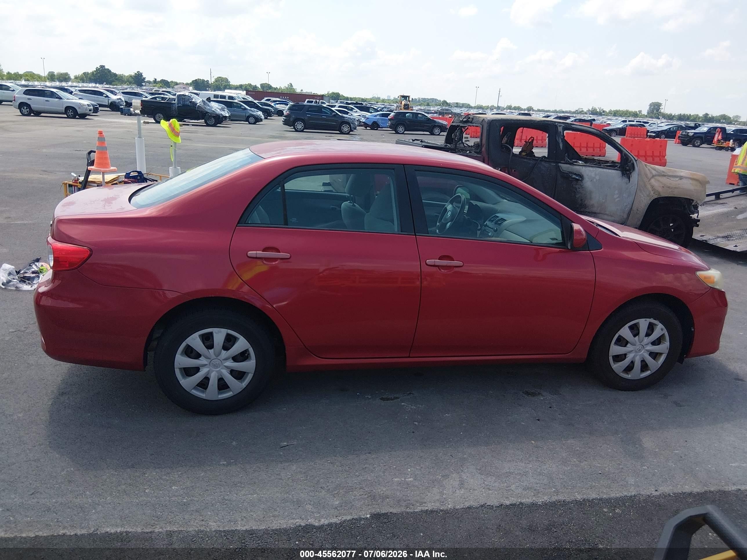 2011 Toyota Corolla Le Red vin: 2T1BU4EE5BC634308