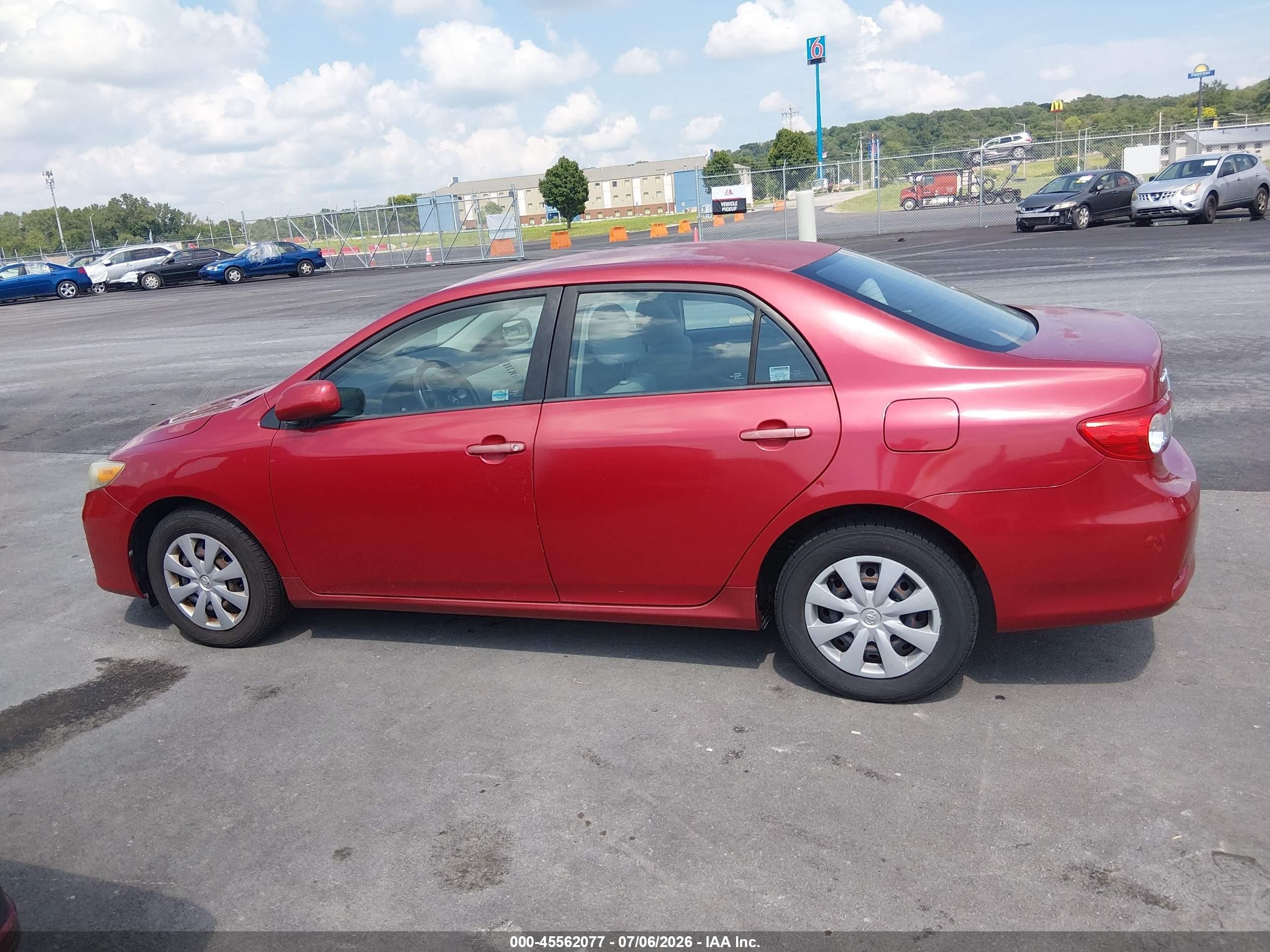 2011 Toyota Corolla Le Red vin: 2T1BU4EE5BC634308