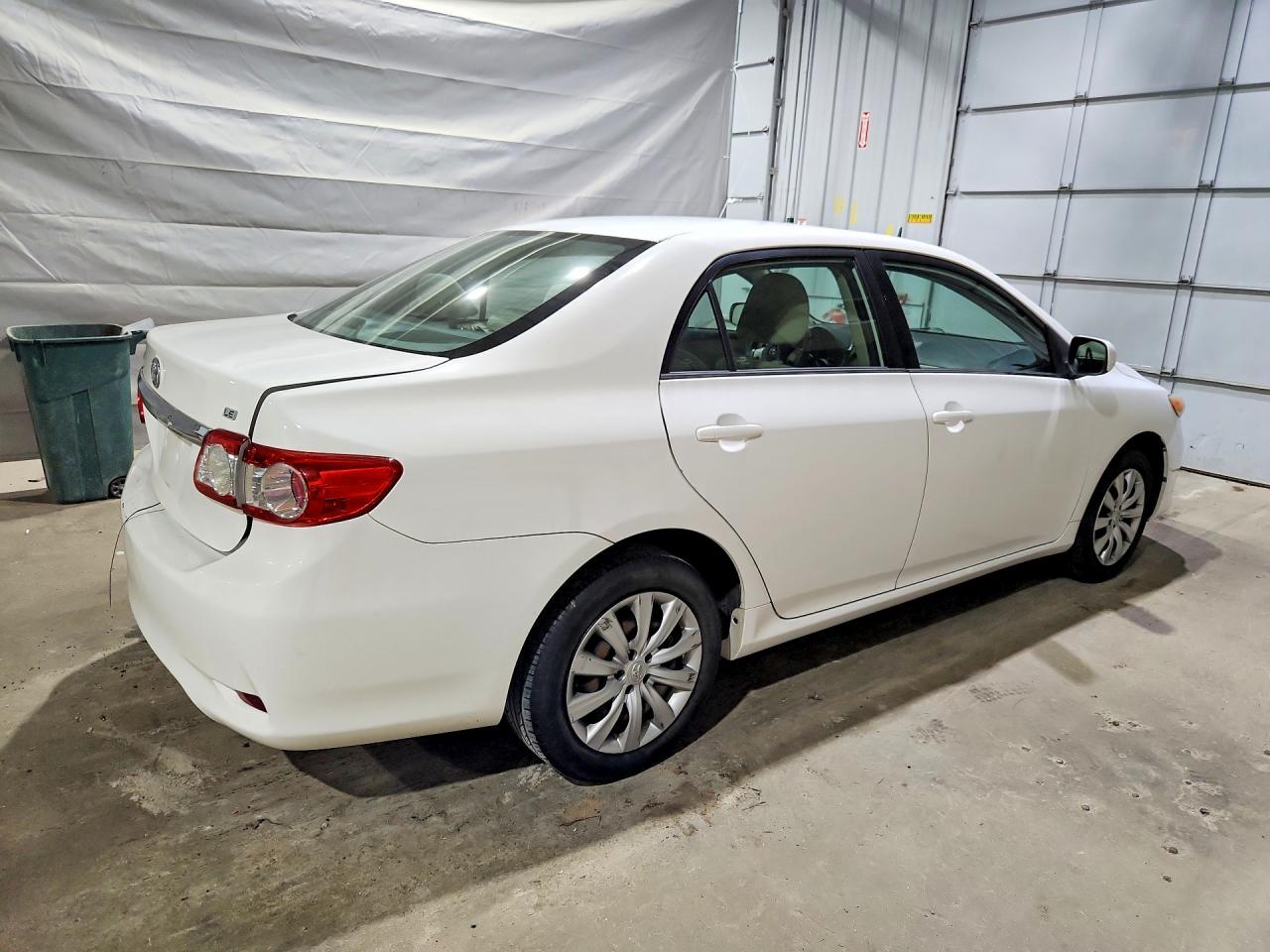 2013 Toyota Corolla Le White vin: 2T1BU4EE5DC013475