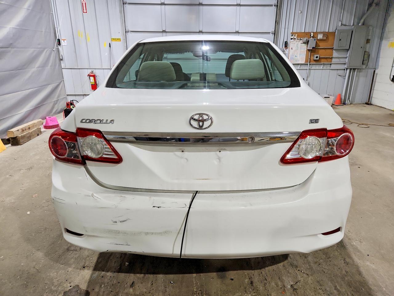 2013 Toyota Corolla Le White vin: 2T1BU4EE5DC013475