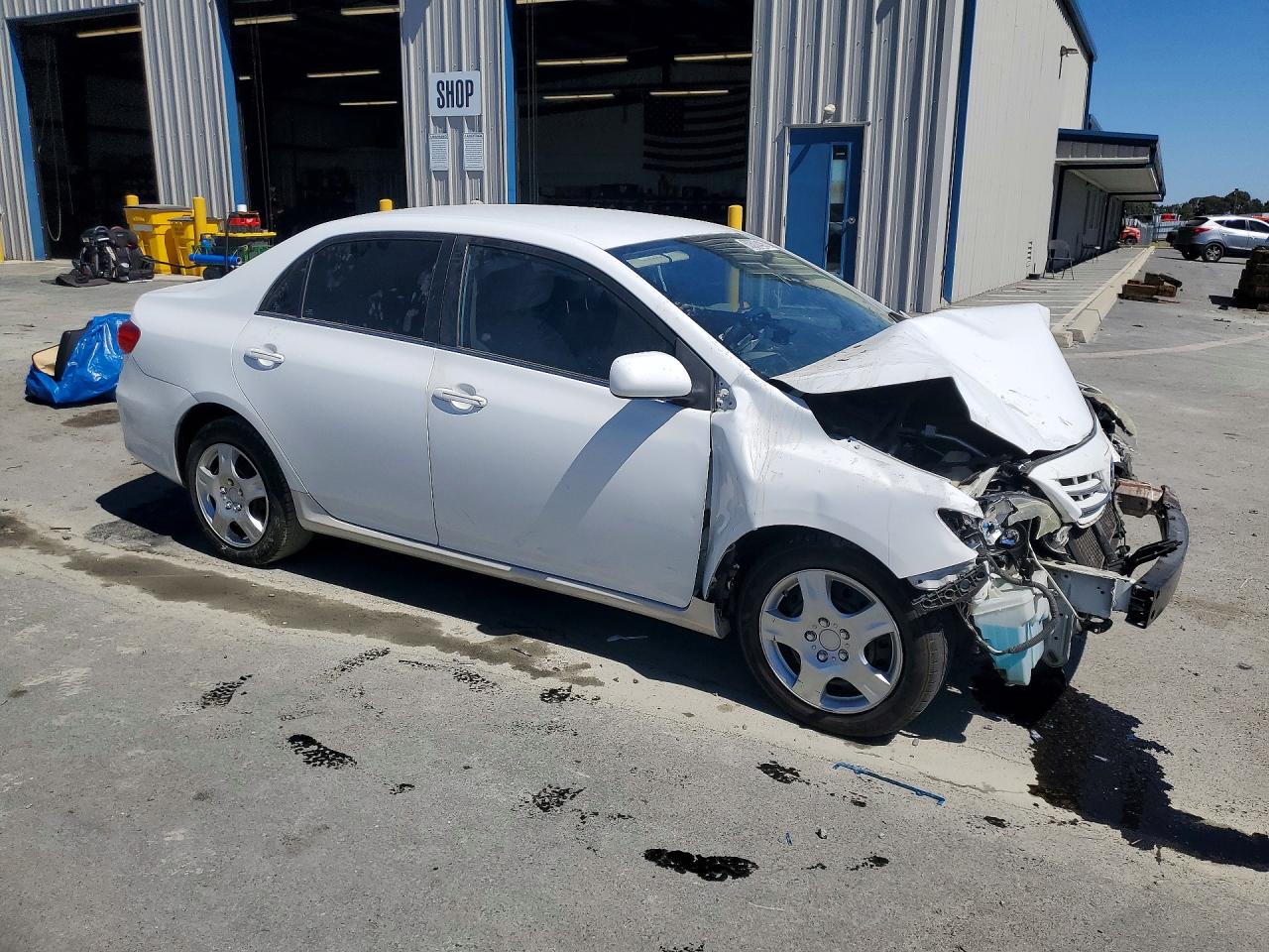 2013 Toyota Corolla Le White vin: 2T1BU4EE5DC049117