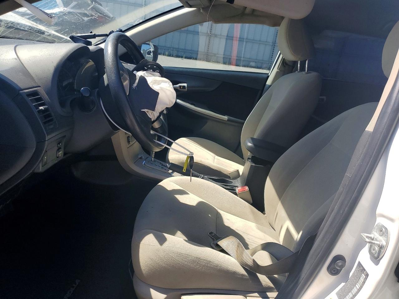 2013 Toyota Corolla Le White vin: 2T1BU4EE5DC049117