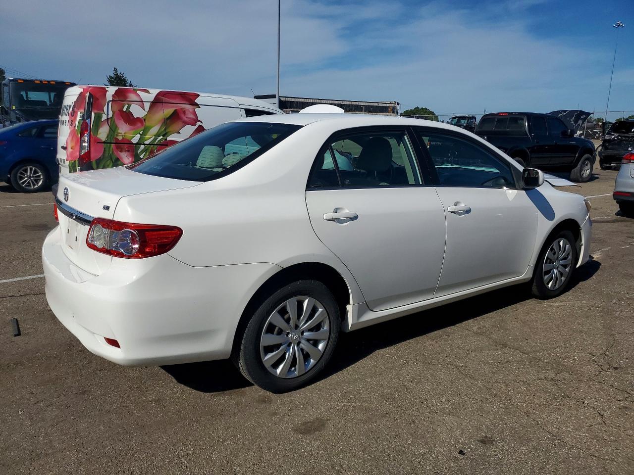 2013 Toyota Corolla Le White vin: 2T1BU4EE5DC958197