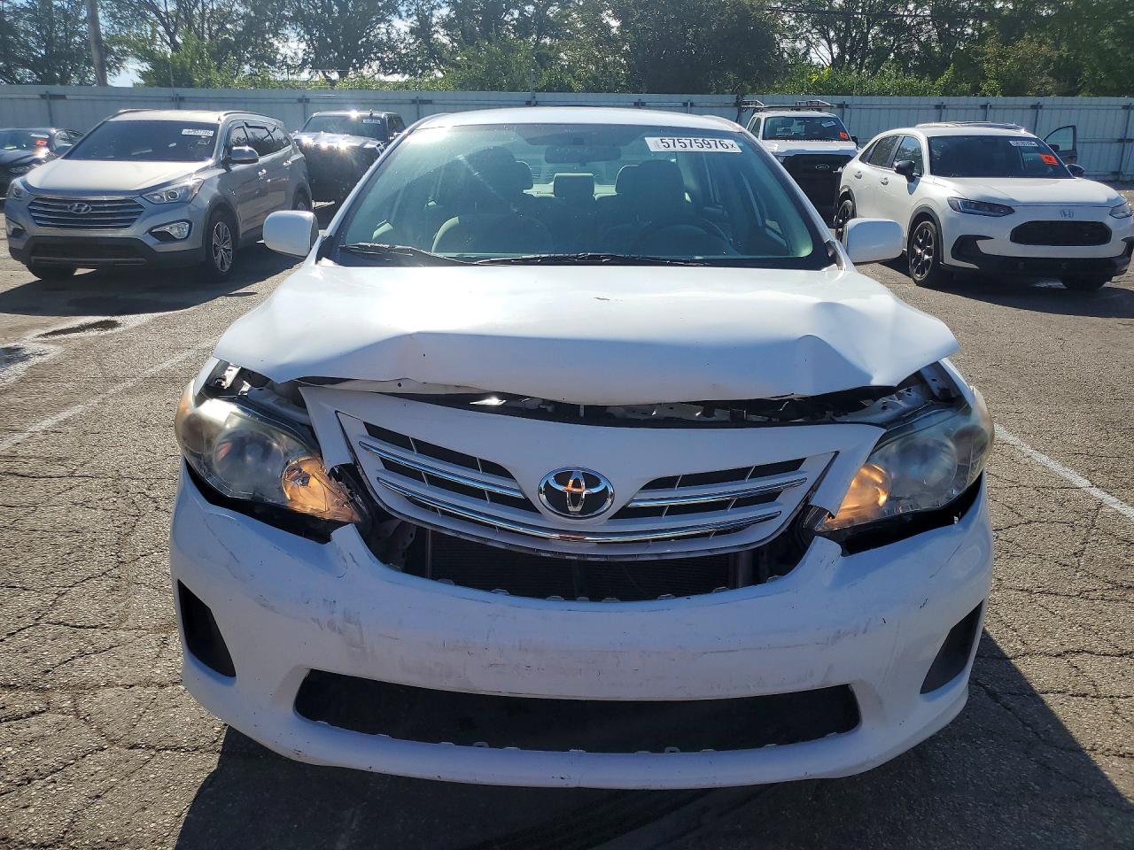 2013 Toyota Corolla Le White vin: 2T1BU4EE5DC958197