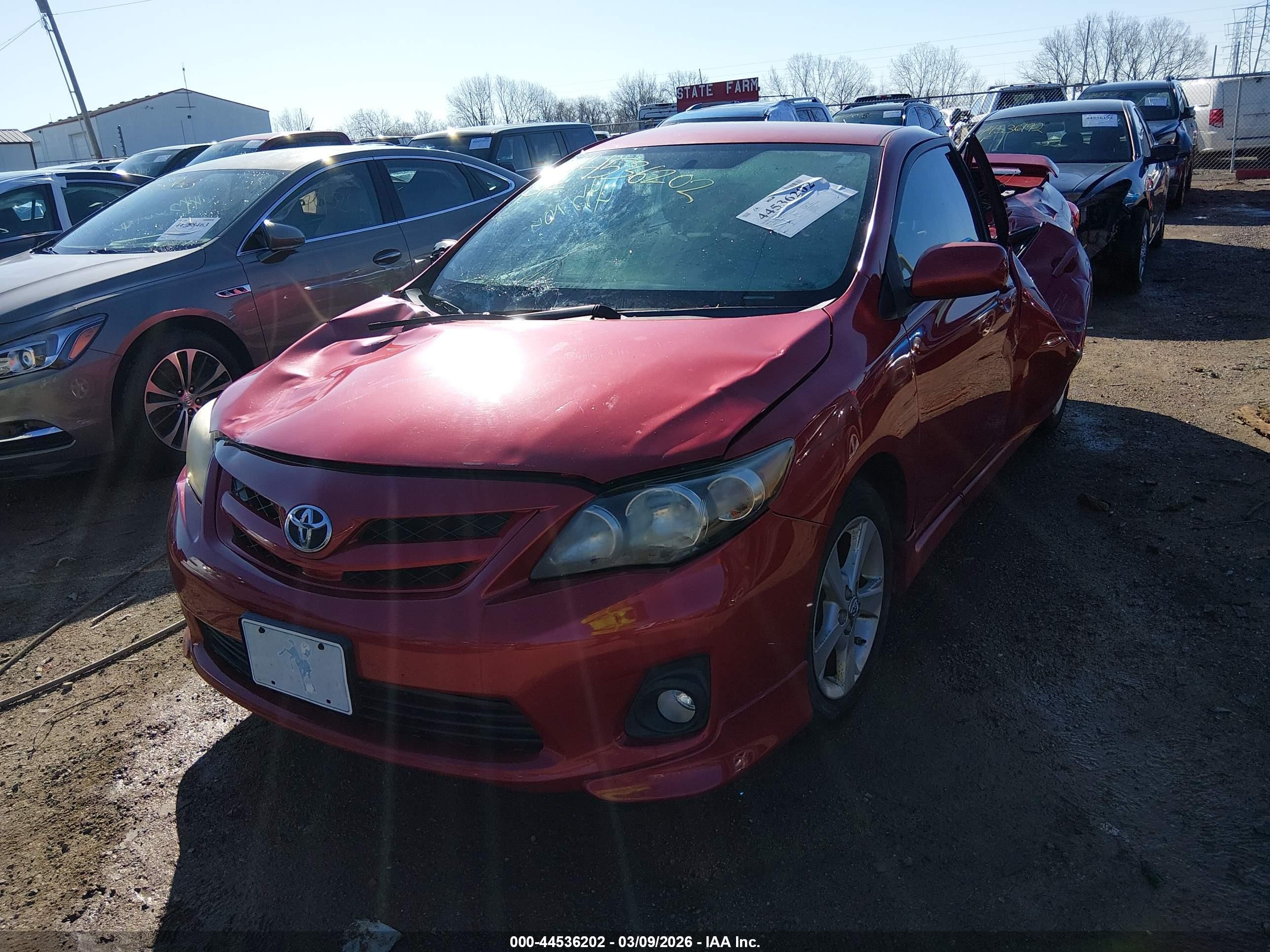 2011 Toyota Corolla S Красный vin: 2T1BU4EE6BC660156