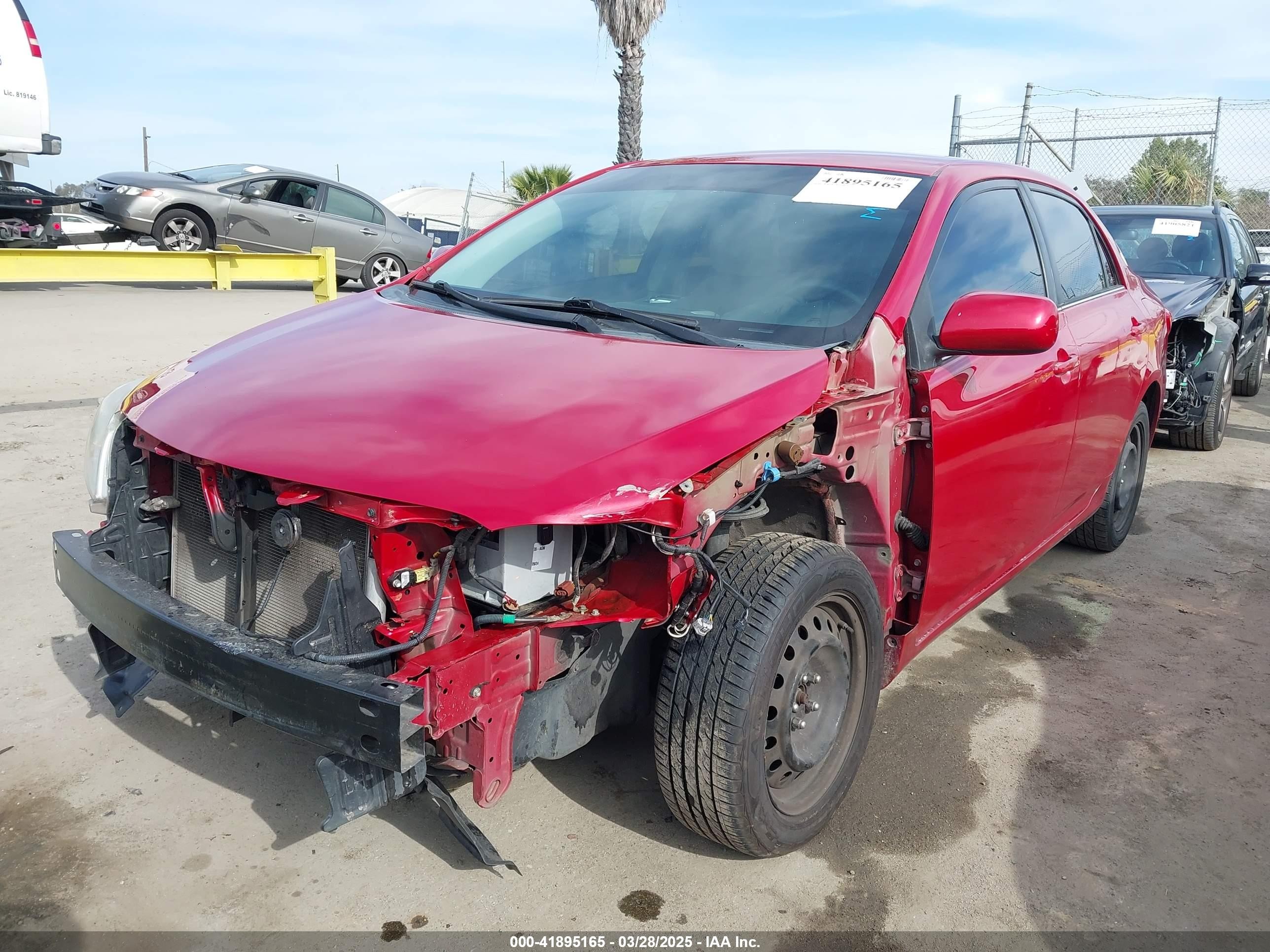 2013 Toyota Corolla Le Red vin: 2T1BU4EE6DC001111
