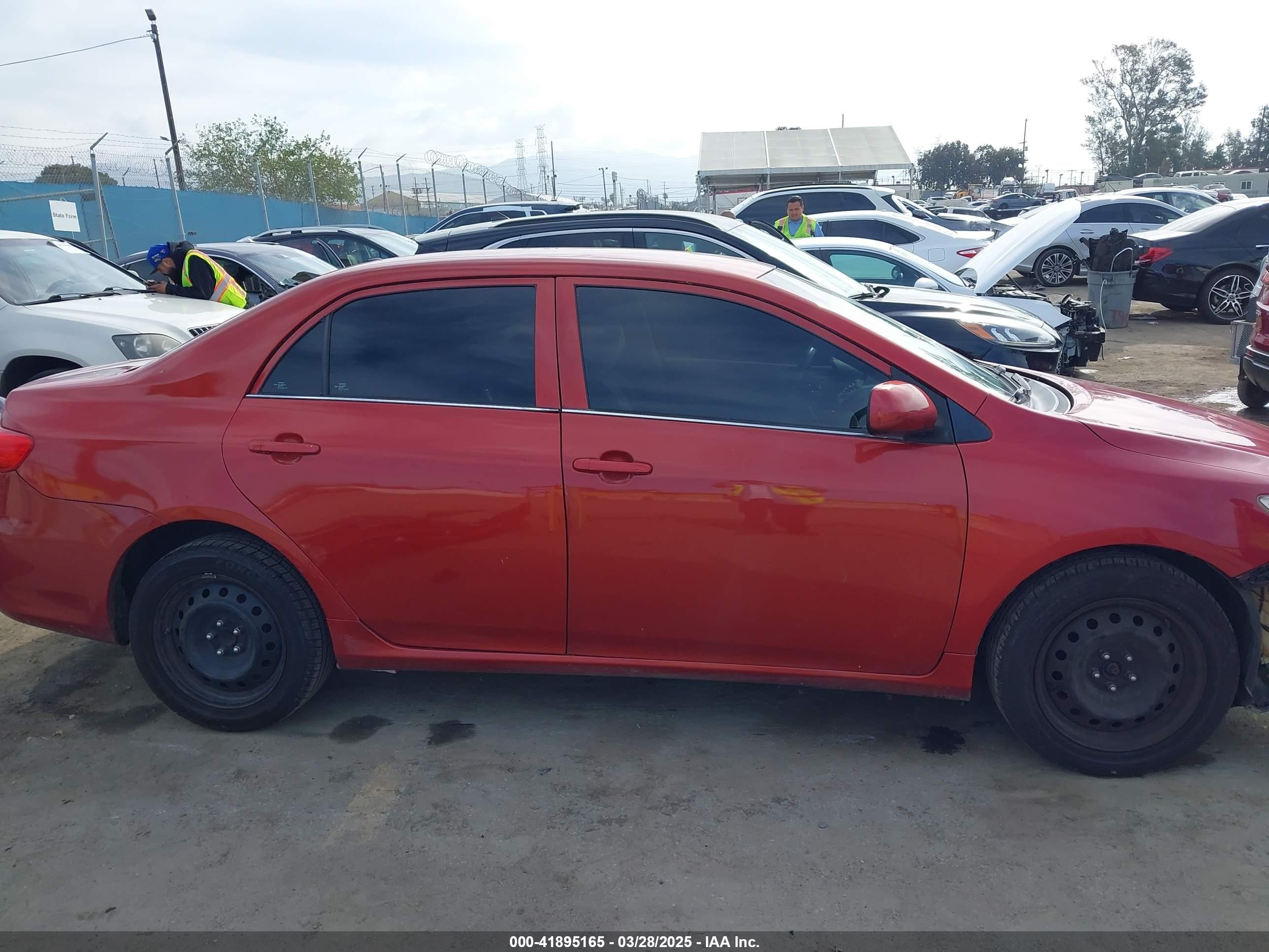 2013 Toyota Corolla Le Red vin: 2T1BU4EE6DC001111