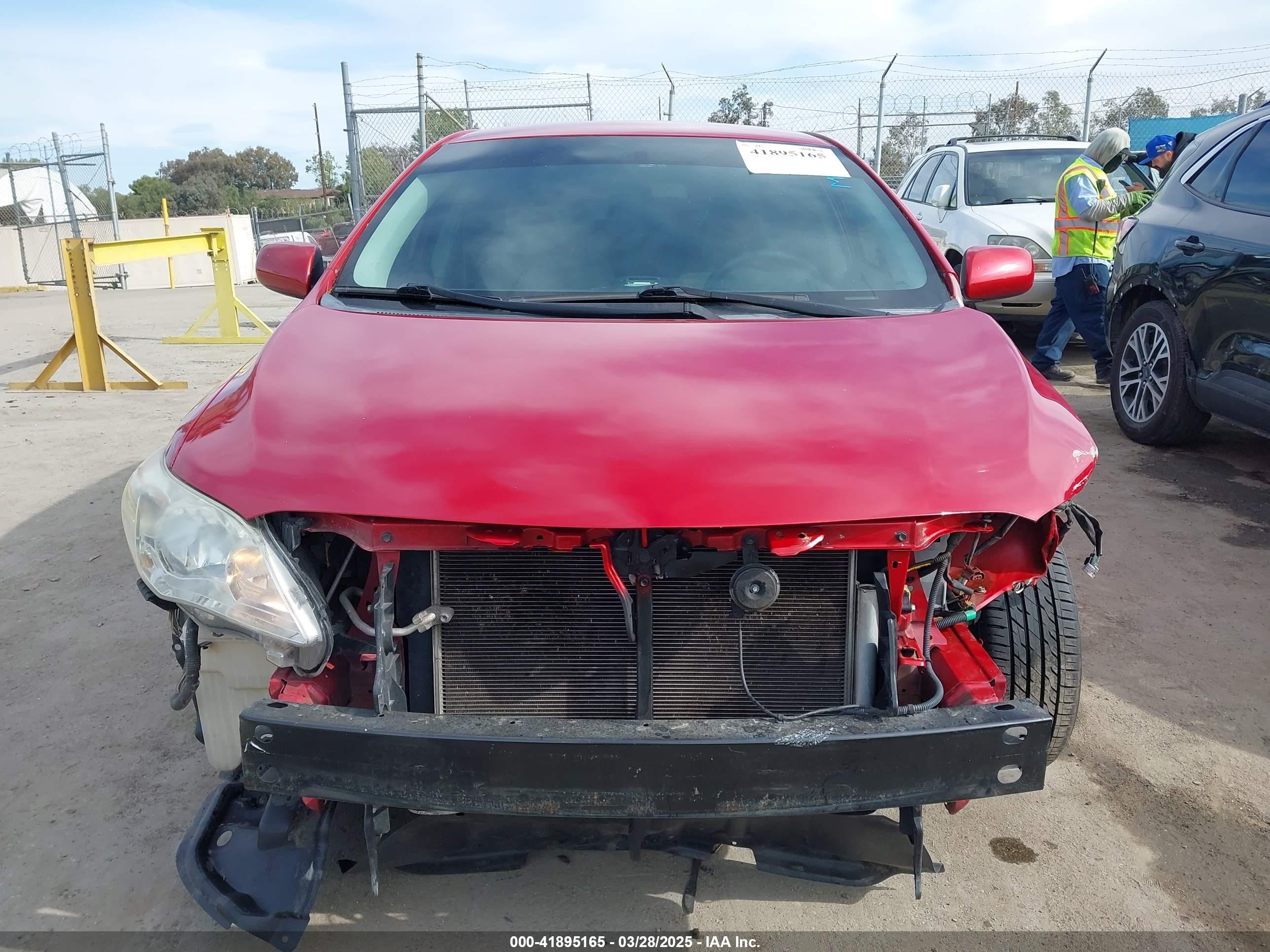2013 Toyota Corolla Le Red vin: 2T1BU4EE6DC001111