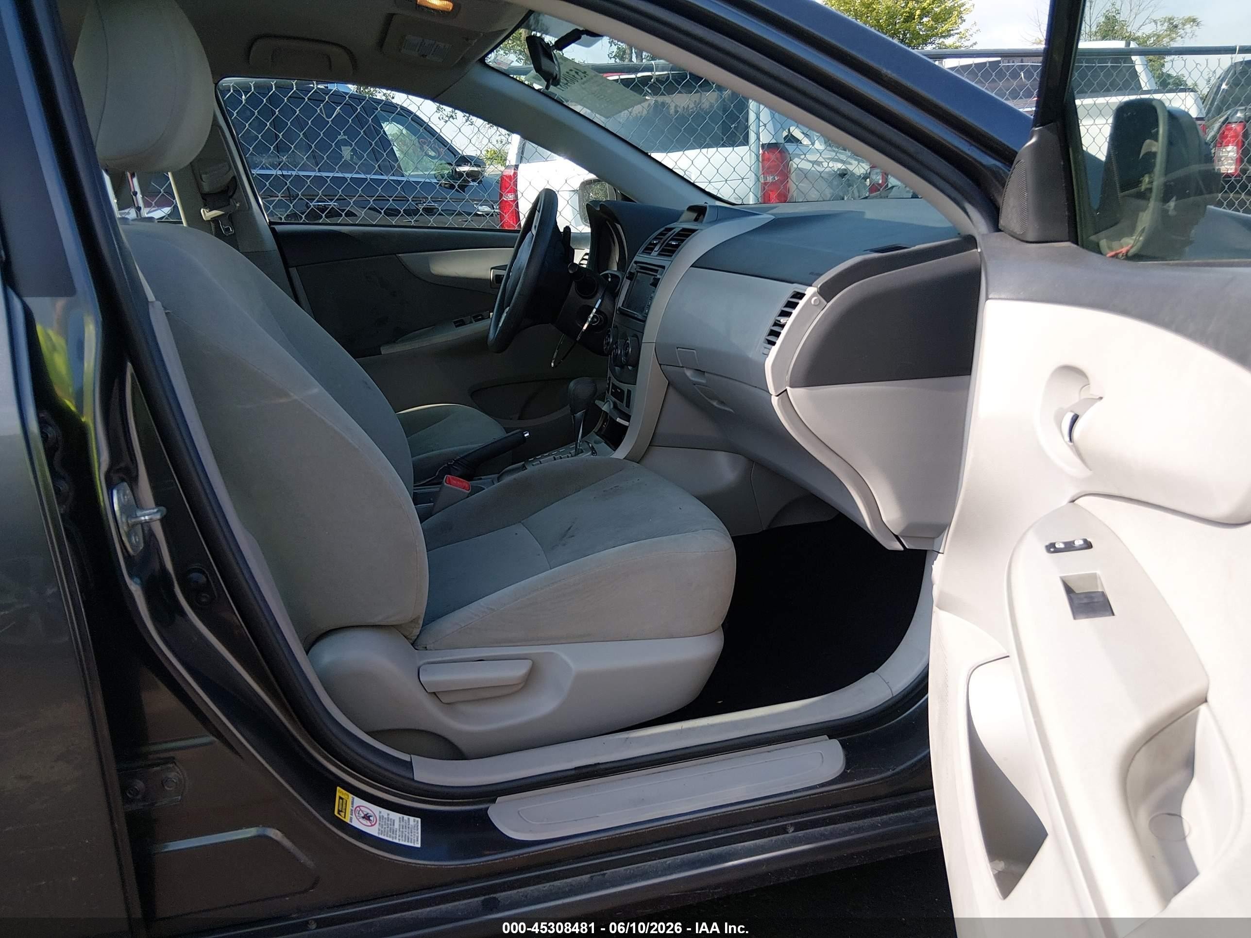 2013 Toyota Corolla Le Gray vin: 2T1BU4EE6DC008270