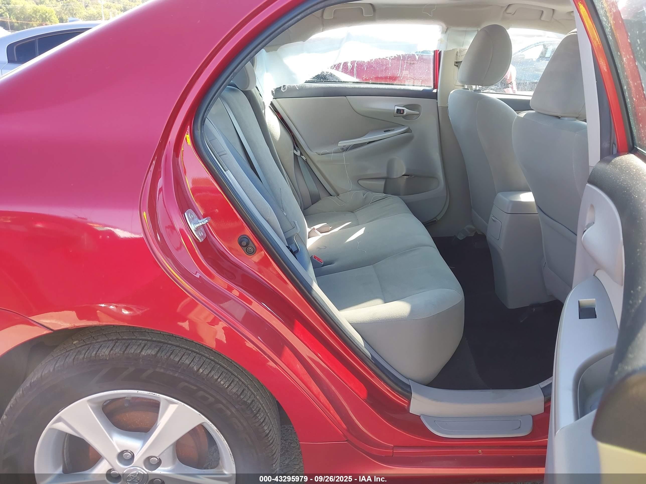 2013 Toyota Corolla Le Red vin: 2T1BU4EE6DC085138