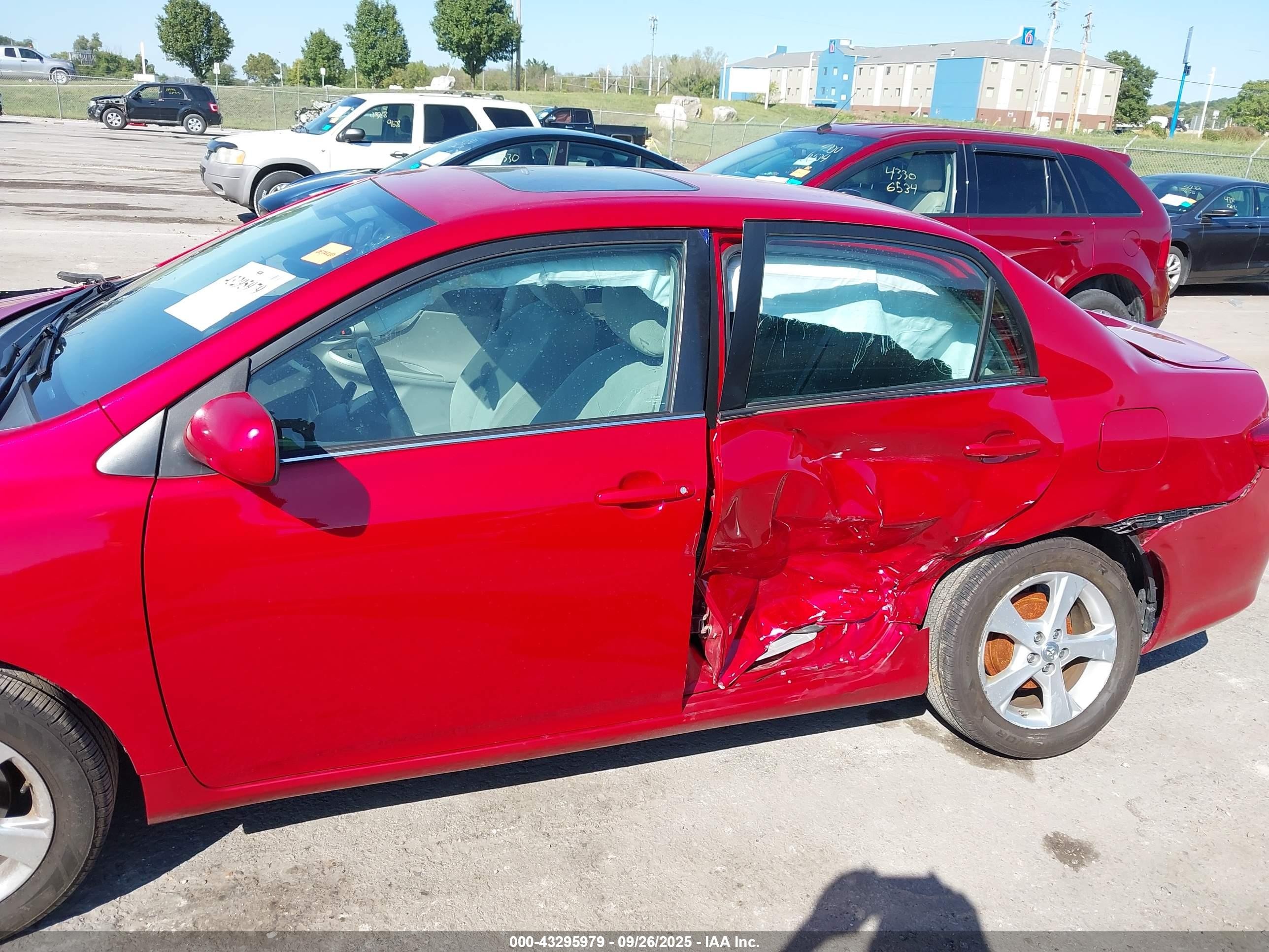 2013 Toyota Corolla Le Red vin: 2T1BU4EE6DC085138