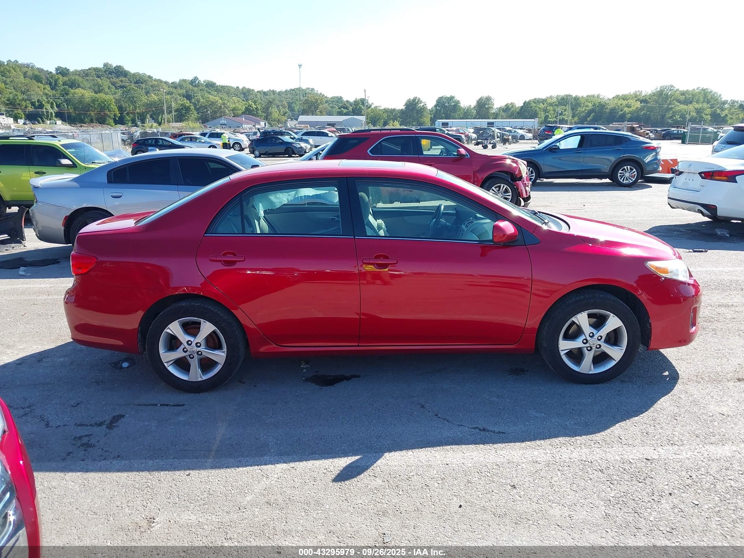 2013 Toyota Corolla Le Red vin: 2T1BU4EE6DC085138