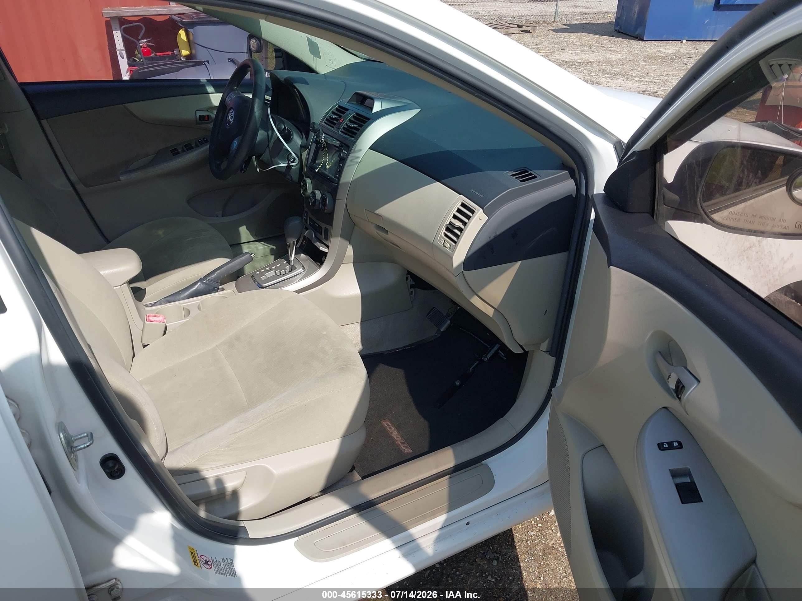 2013 Toyota Corolla Le White vin: 2T1BU4EE6DC937410