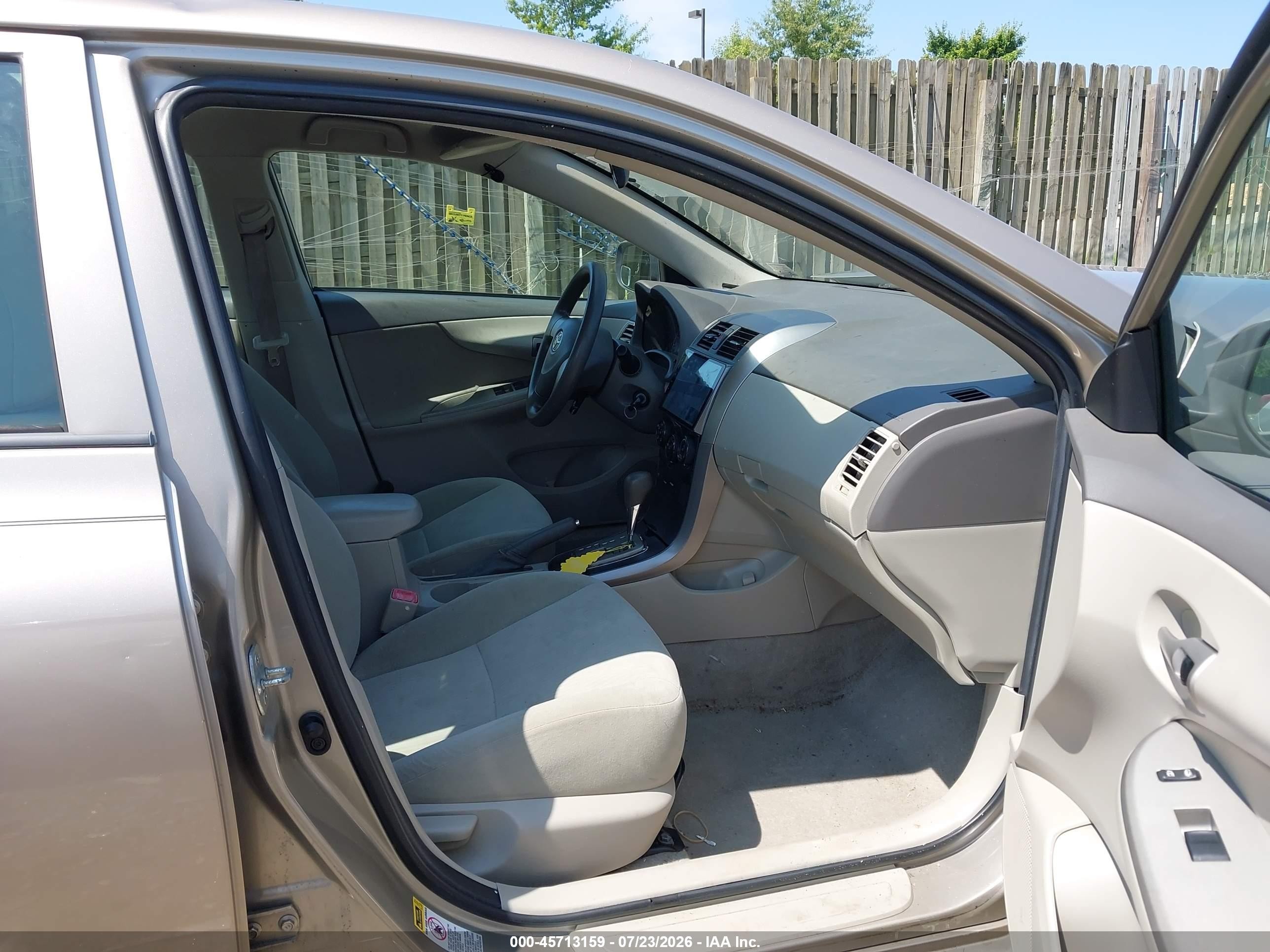 2010 Toyota Corolla Le Gold vin: 2T1BU4EE7AC229341