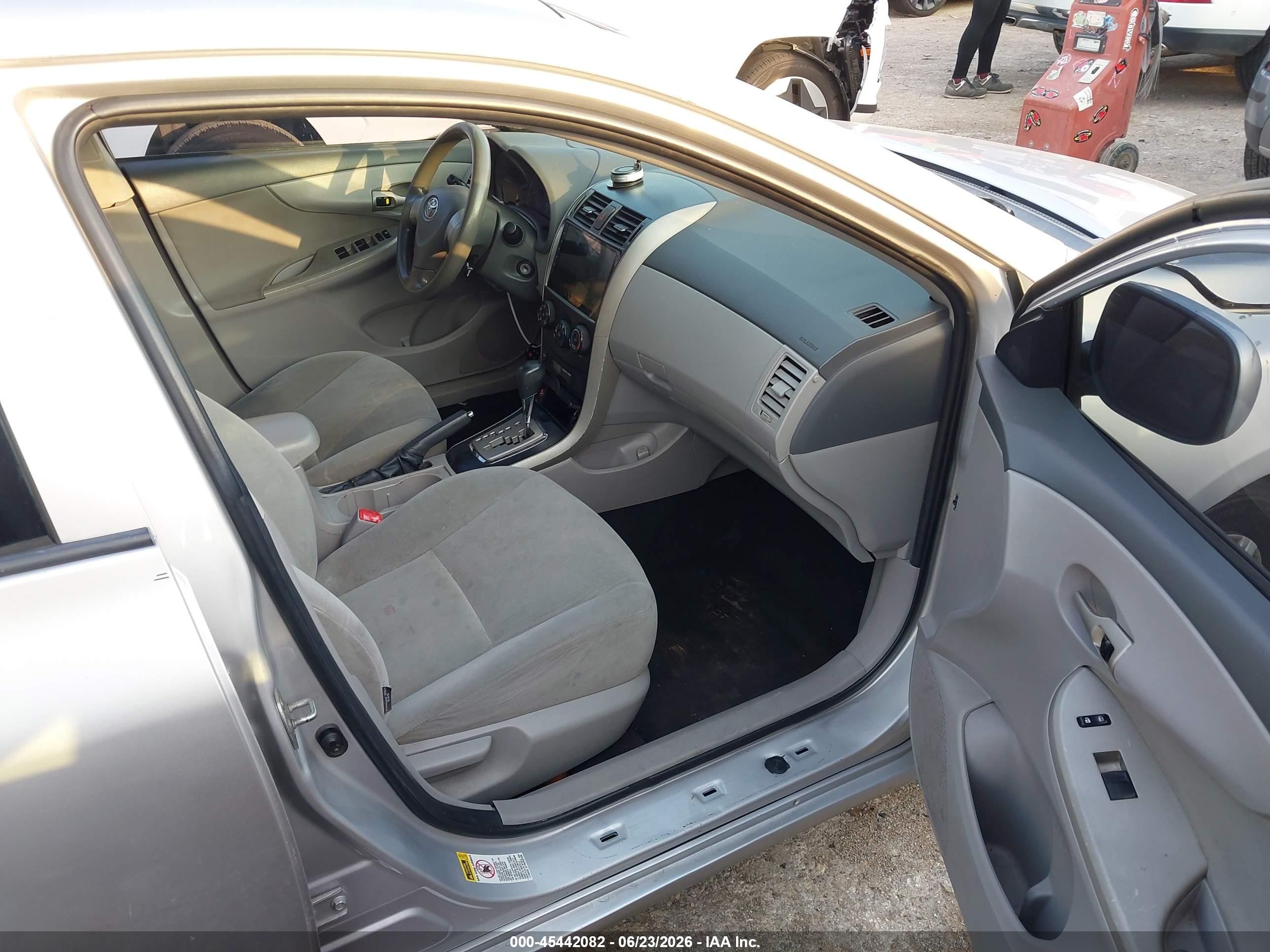 2010 Toyota Corolla Le Silver vin: 2T1BU4EE7AC287854