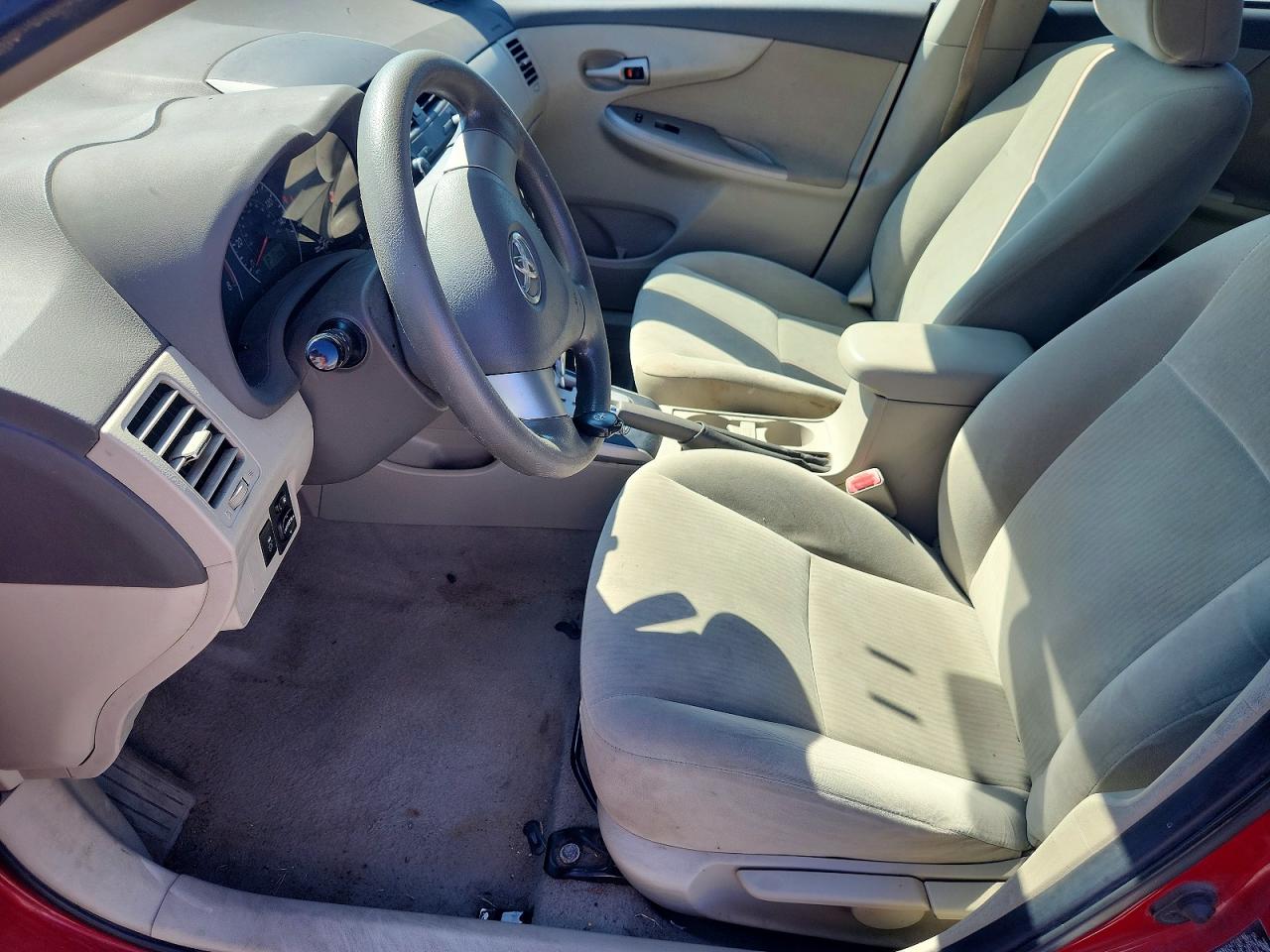 2010 Toyota Corolla Le Red vin: 2T1BU4EE7AC358454