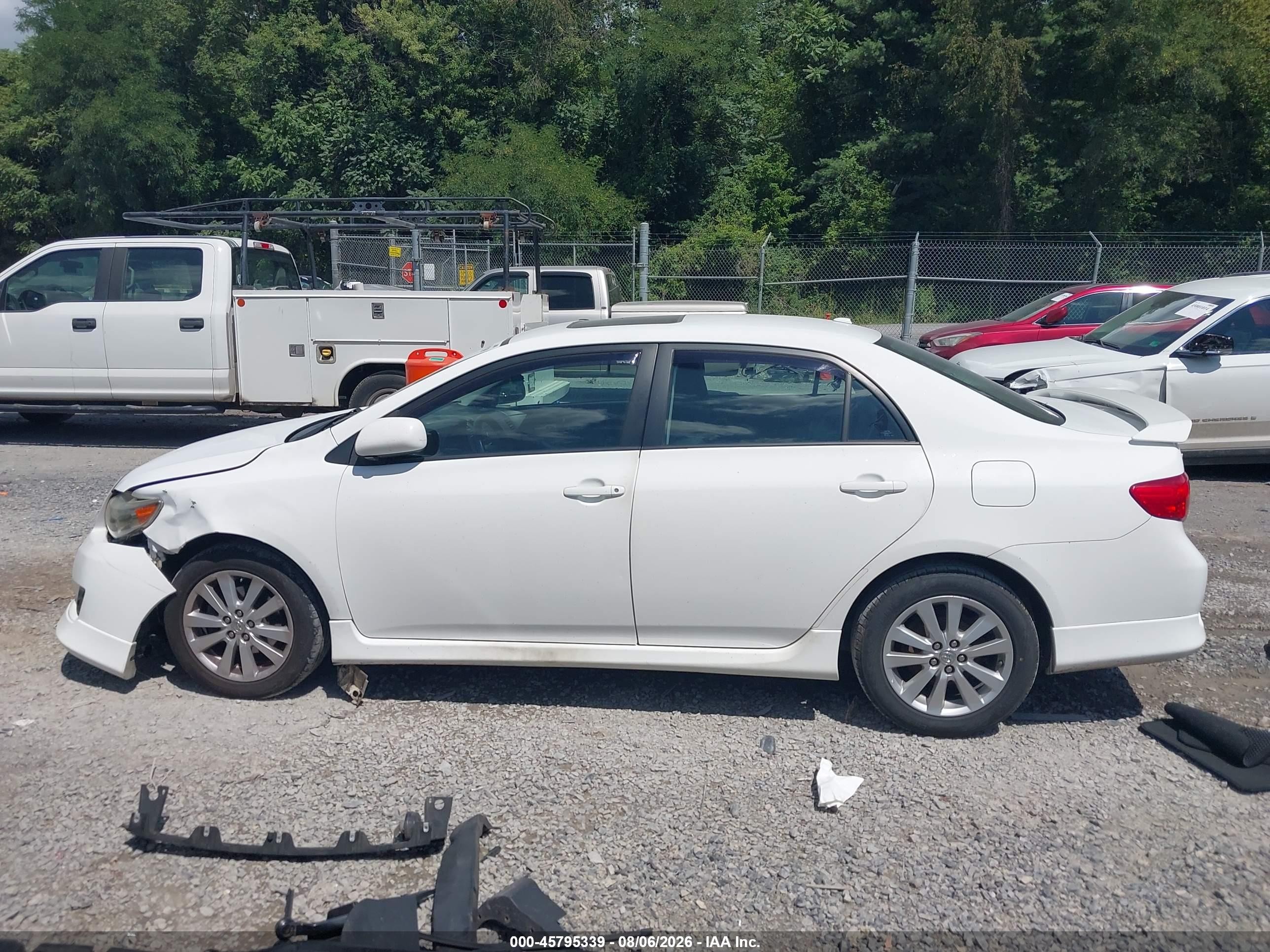 2010 Toyota Corolla S Белый vin: 2T1BU4EE7AC494938