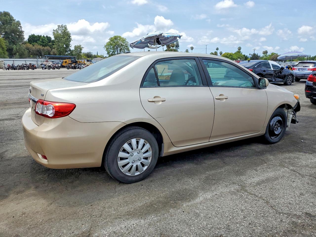 2011 Toyota Corolla Le Gold vin: 2T1BU4EE7BC599657