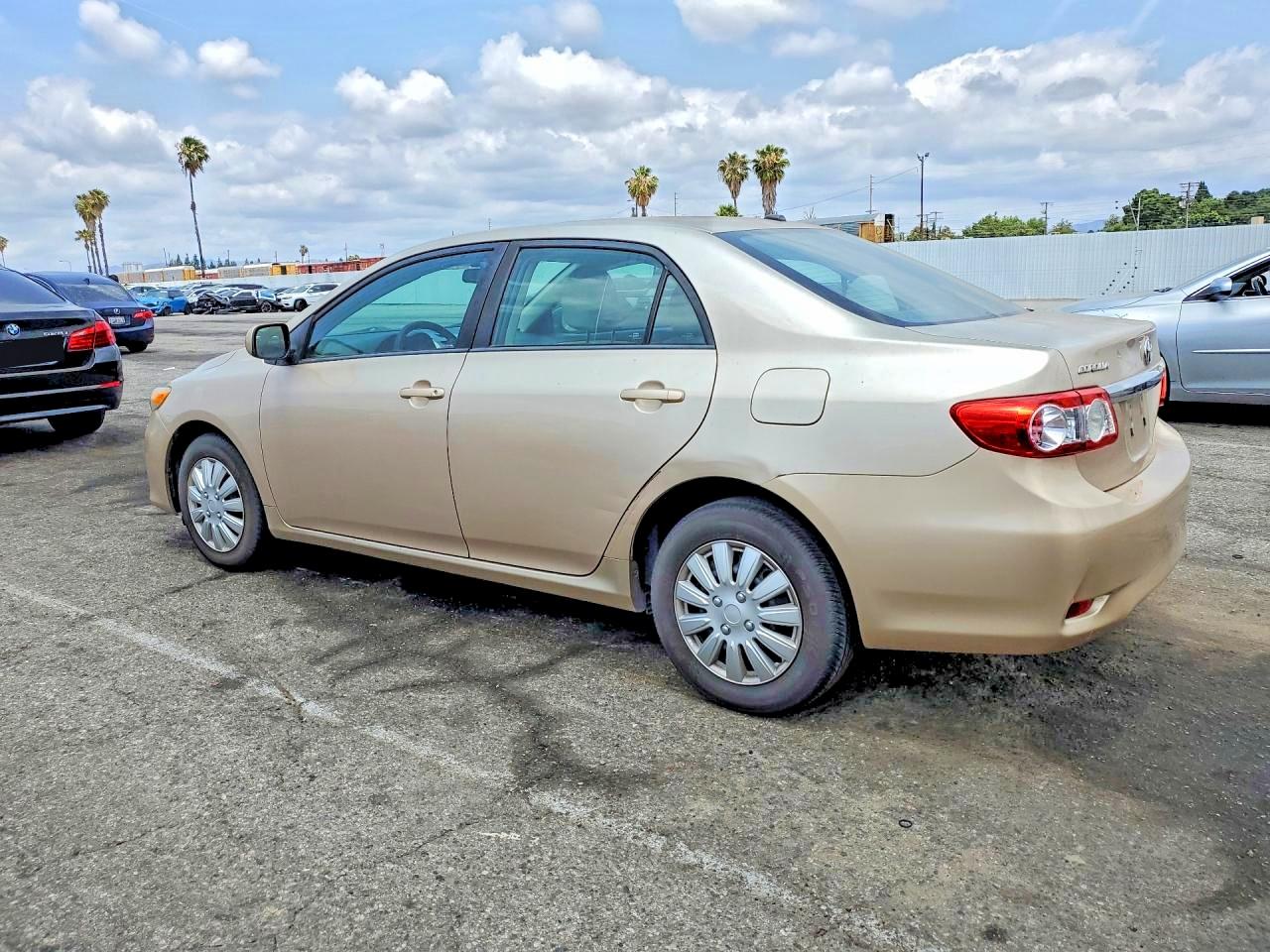 2011 Toyota Corolla Le Gold vin: 2T1BU4EE7BC599657