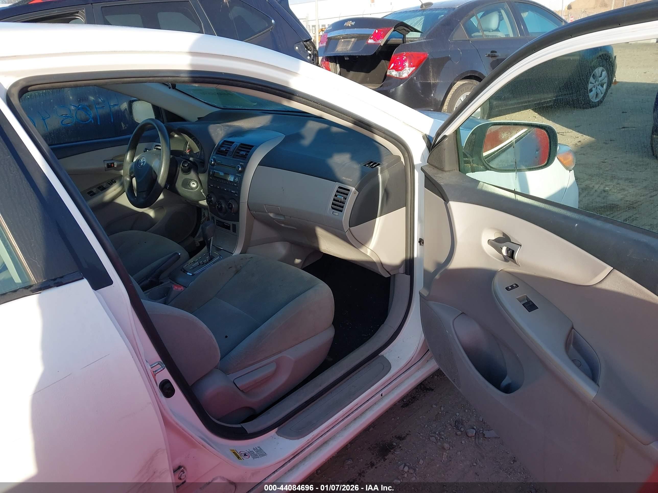 2011 Toyota Corolla Le White vin: 2T1BU4EE7BC653555