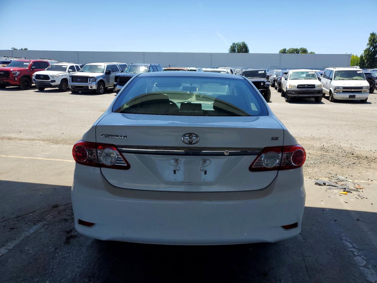 2011 Toyota Corolla Le White vin: 2T1BU4EE7BC658027