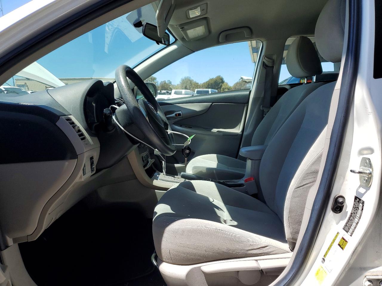2011 Toyota Corolla Le White vin: 2T1BU4EE7BC658027