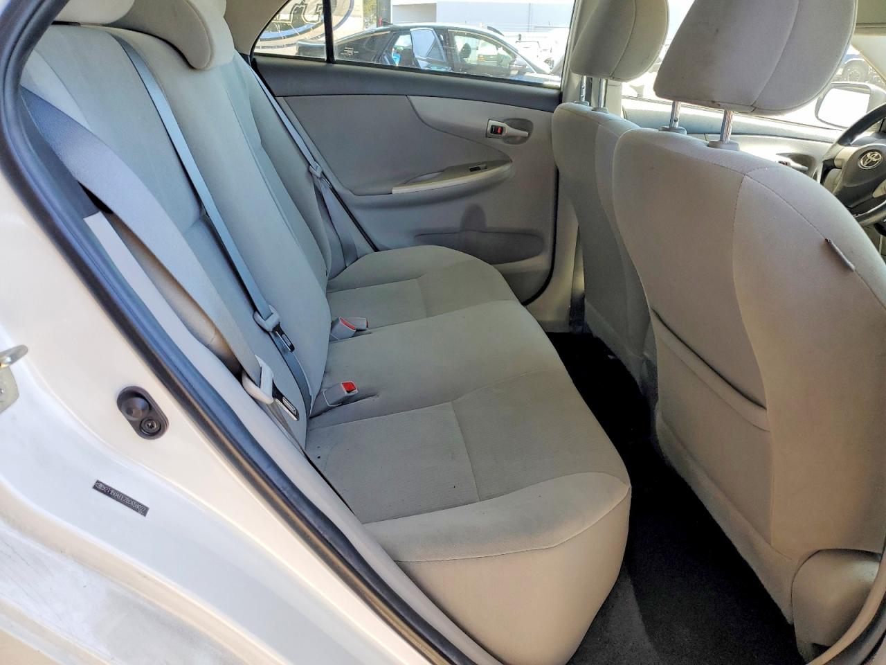 2011 Toyota Corolla Le White vin: 2T1BU4EE7BC658027