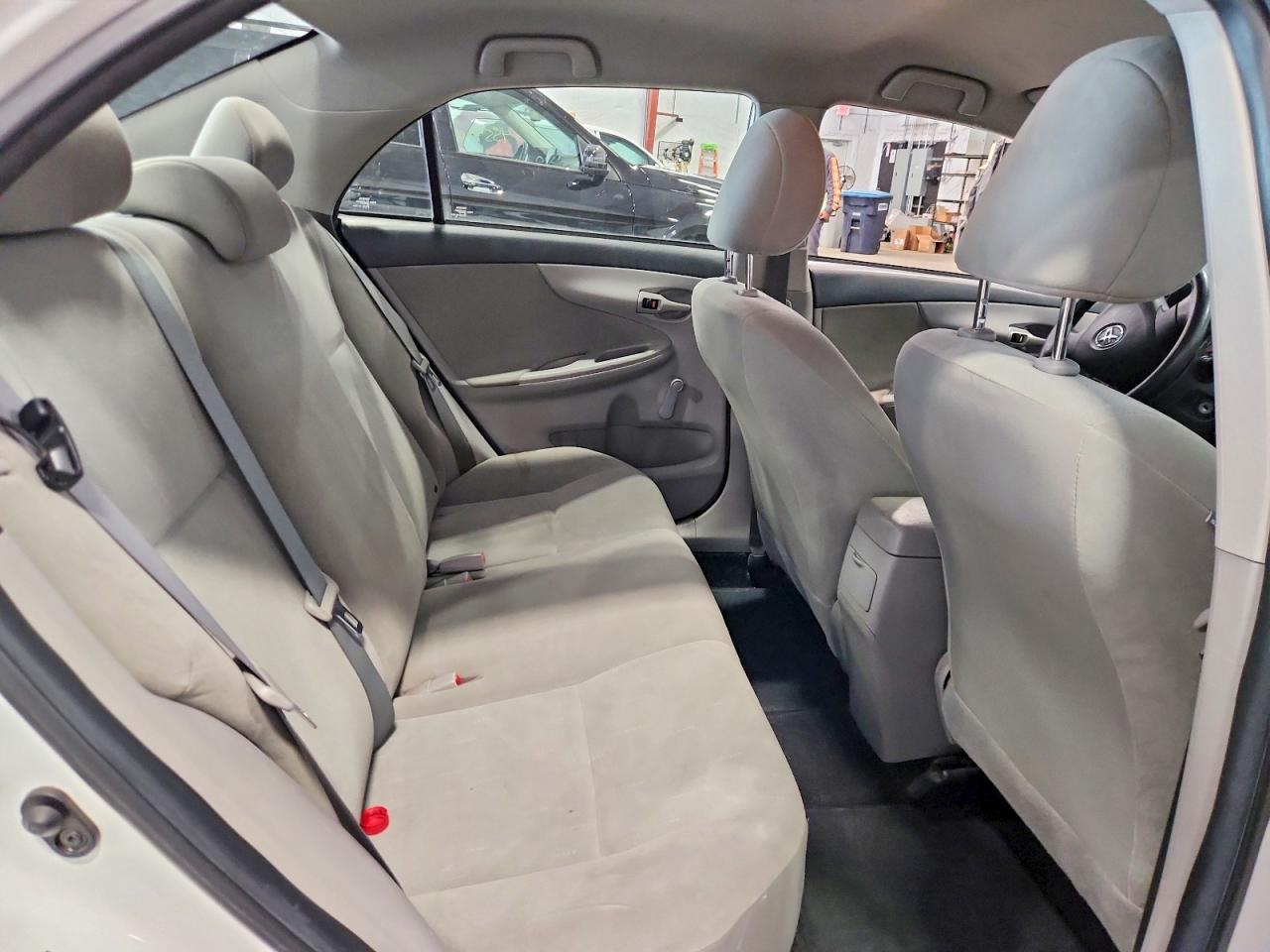 2011 Toyota Corolla Base White vin: 2T1BU4EE7BC669206