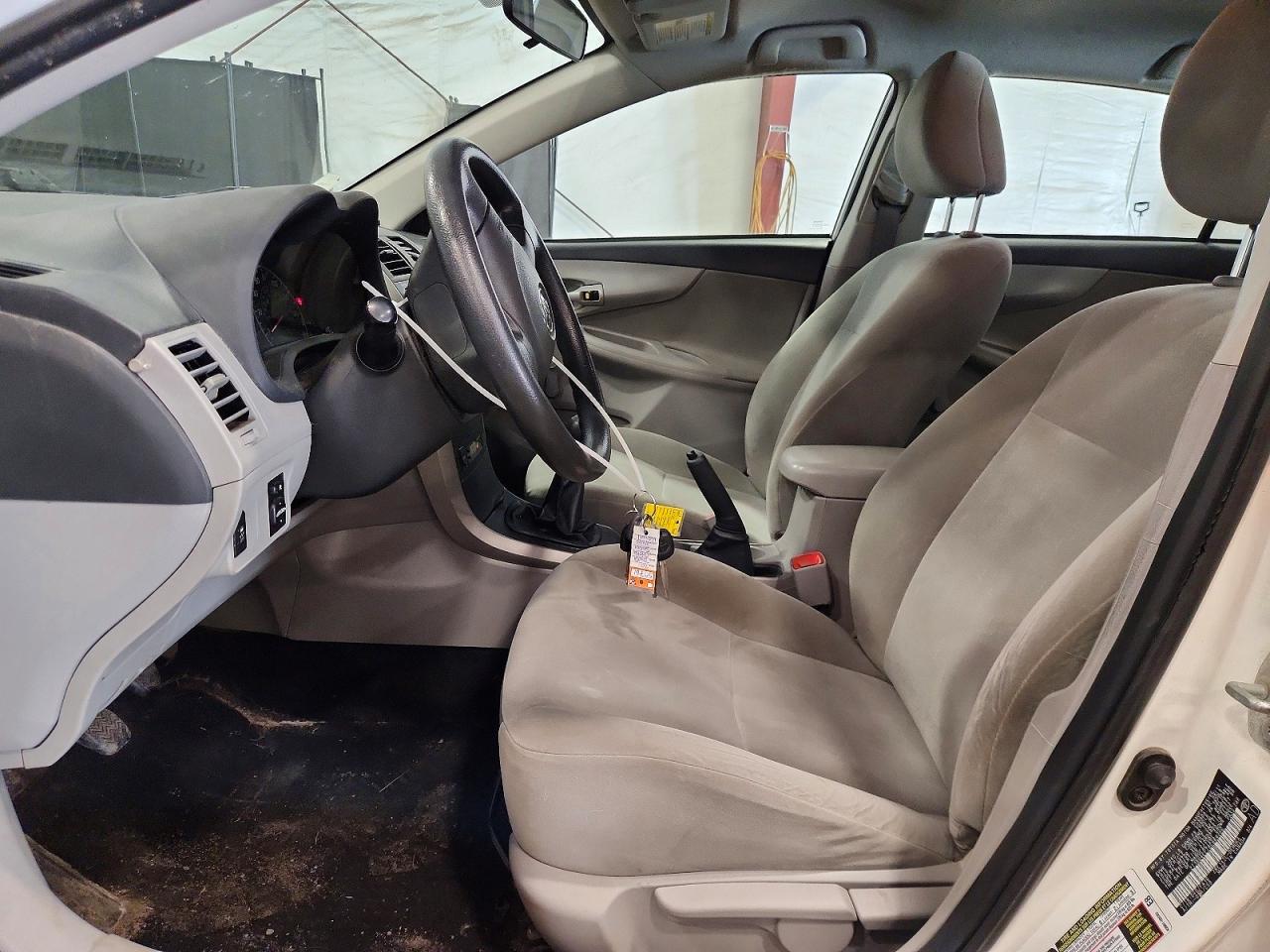 2011 Toyota Corolla Base White vin: 2T1BU4EE7BC669206