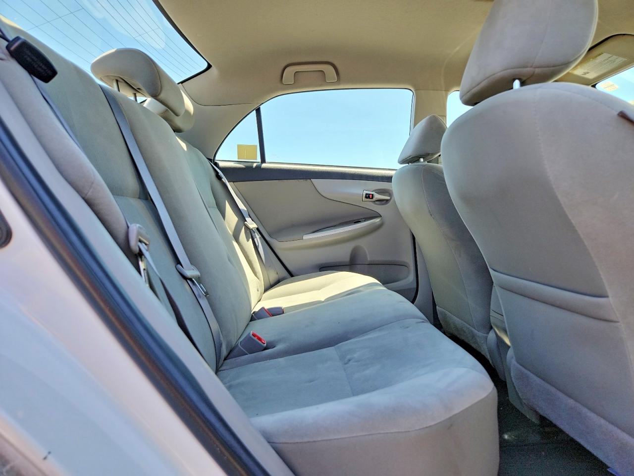 2011 Toyota Corolla Le White vin: 2T1BU4EE7BC738069