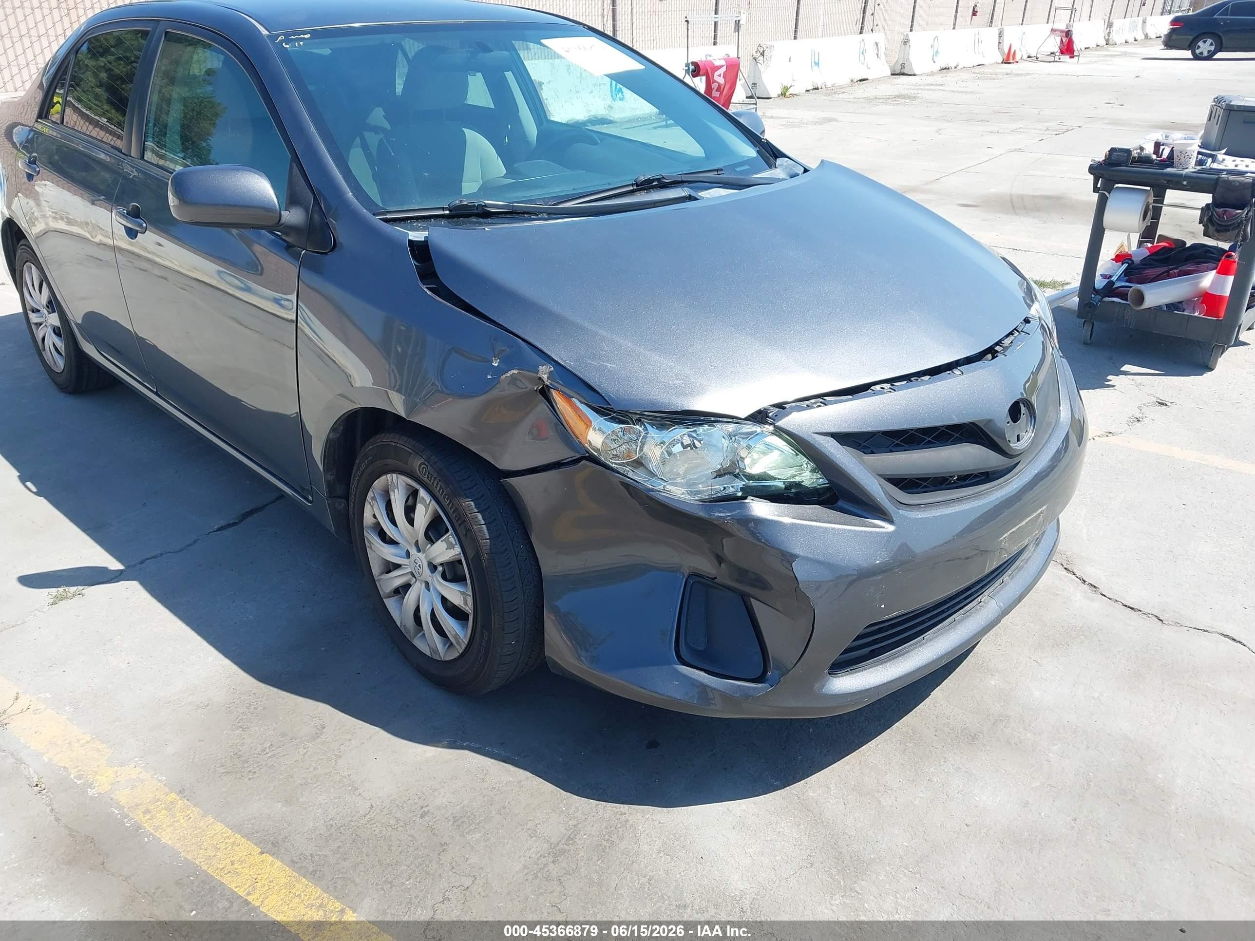 2013 Toyota Corolla Le Gray vin: 2T1BU4EE7DC110354