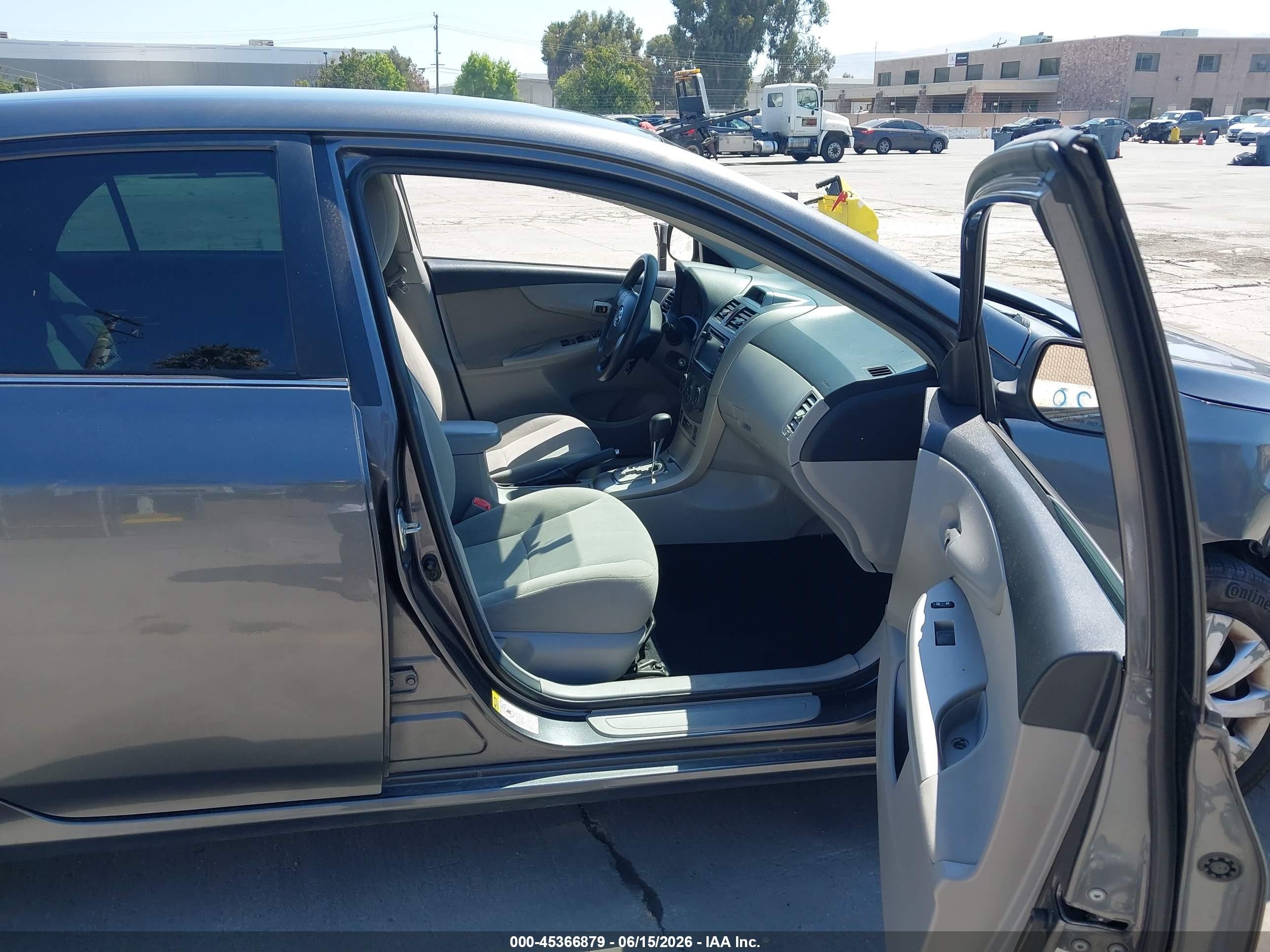 2013 Toyota Corolla Le Gray vin: 2T1BU4EE7DC110354