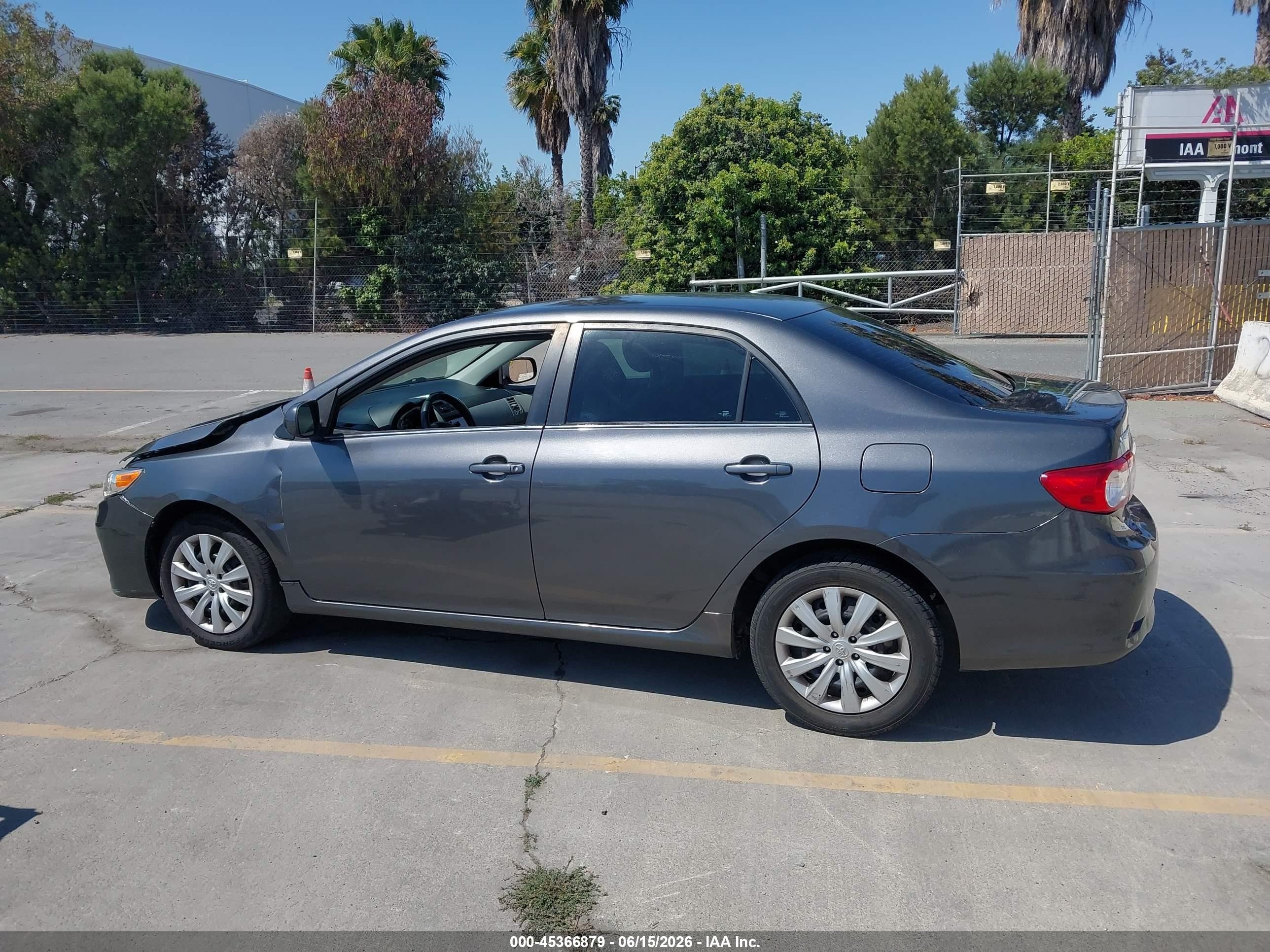 2013 Toyota Corolla Le Gray vin: 2T1BU4EE7DC110354