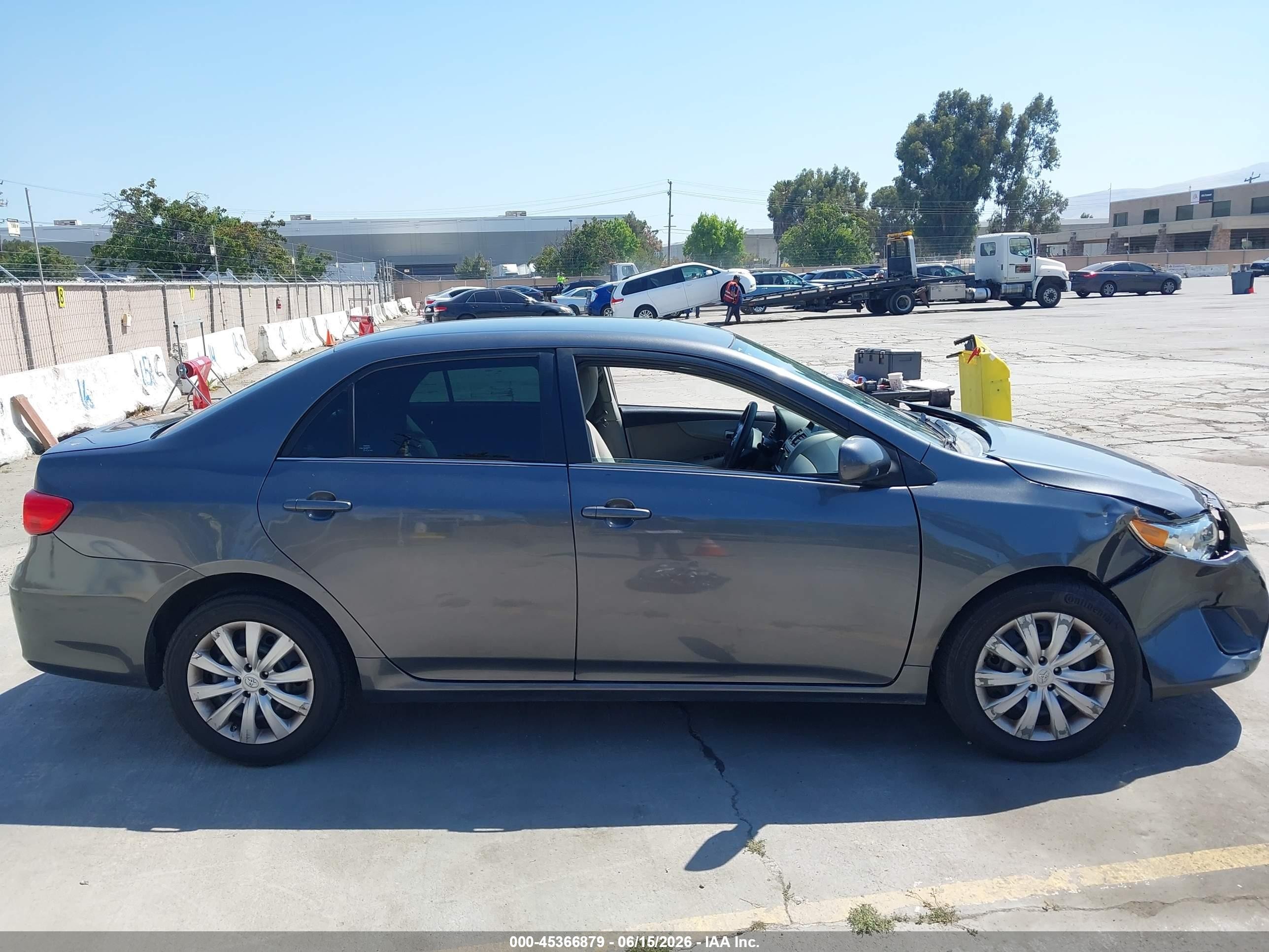 2013 Toyota Corolla Le Gray vin: 2T1BU4EE7DC110354