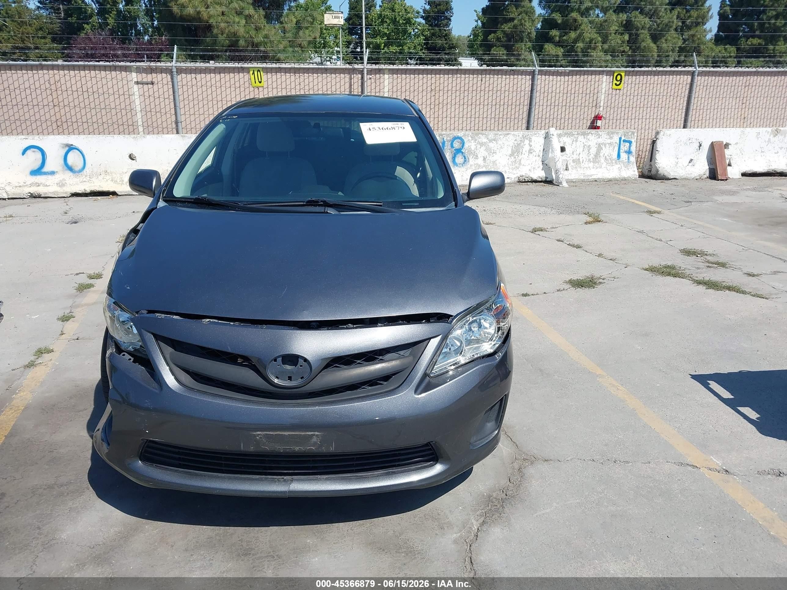 2013 Toyota Corolla Le Gray vin: 2T1BU4EE7DC110354