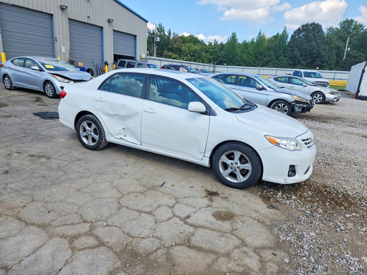2013 Toyota Corolla Le White vin: 2T1BU4EE7DC974093