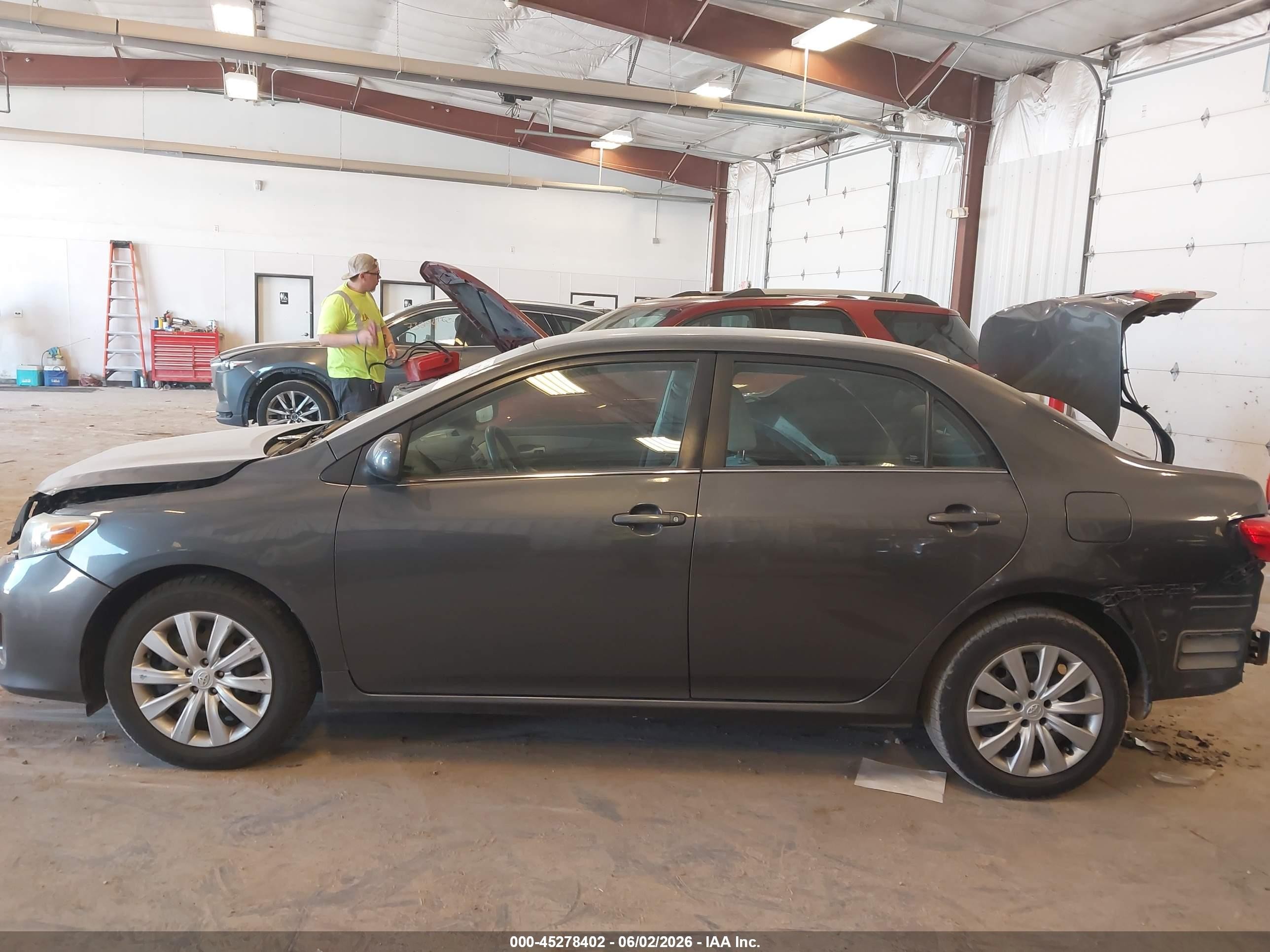 2013 Toyota Corolla Le Gray vin: 2T1BU4EE7DC989726