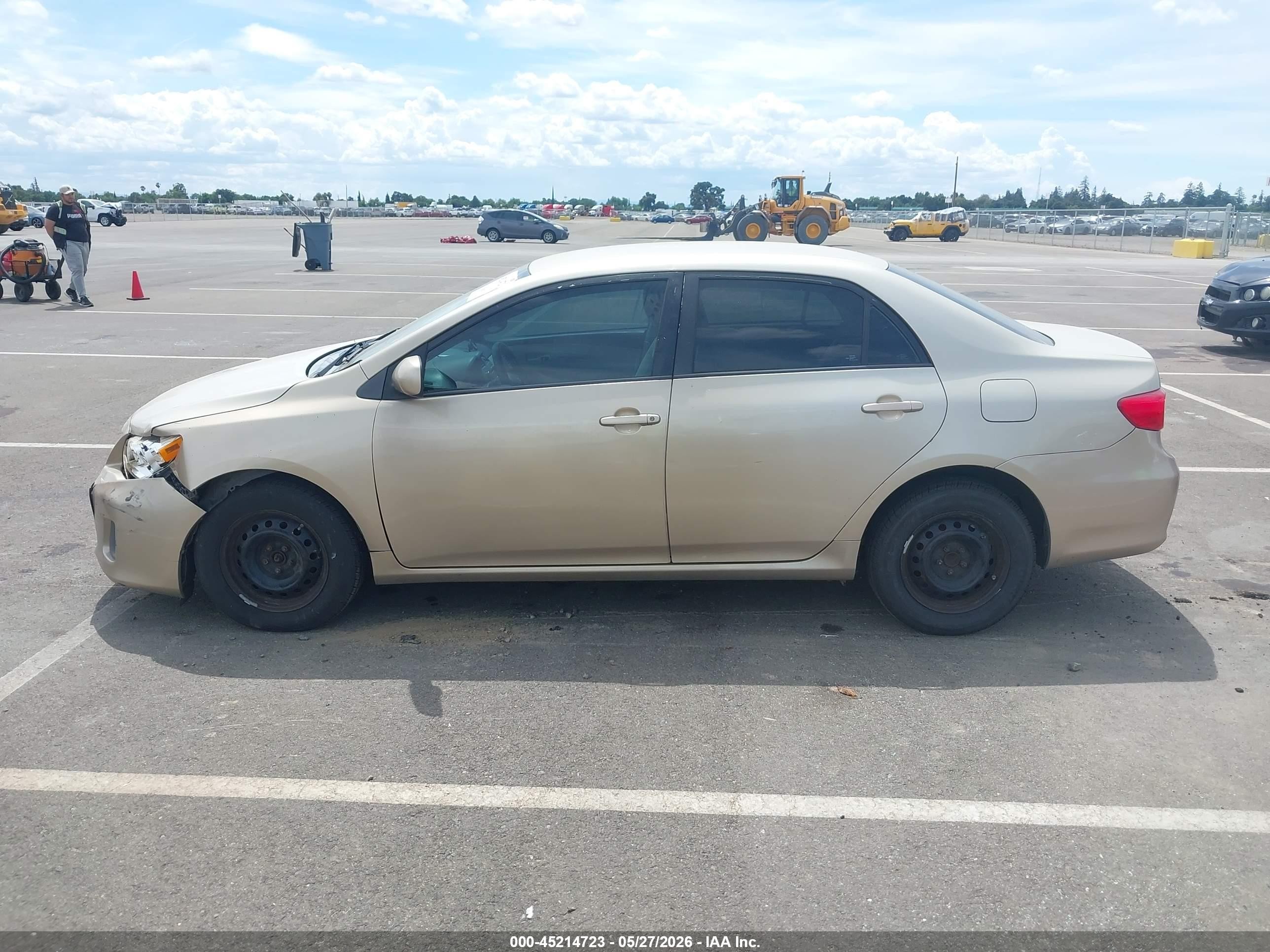 2011 Toyota Corolla Le Gold vin: 2T1BU4EE8BC628924