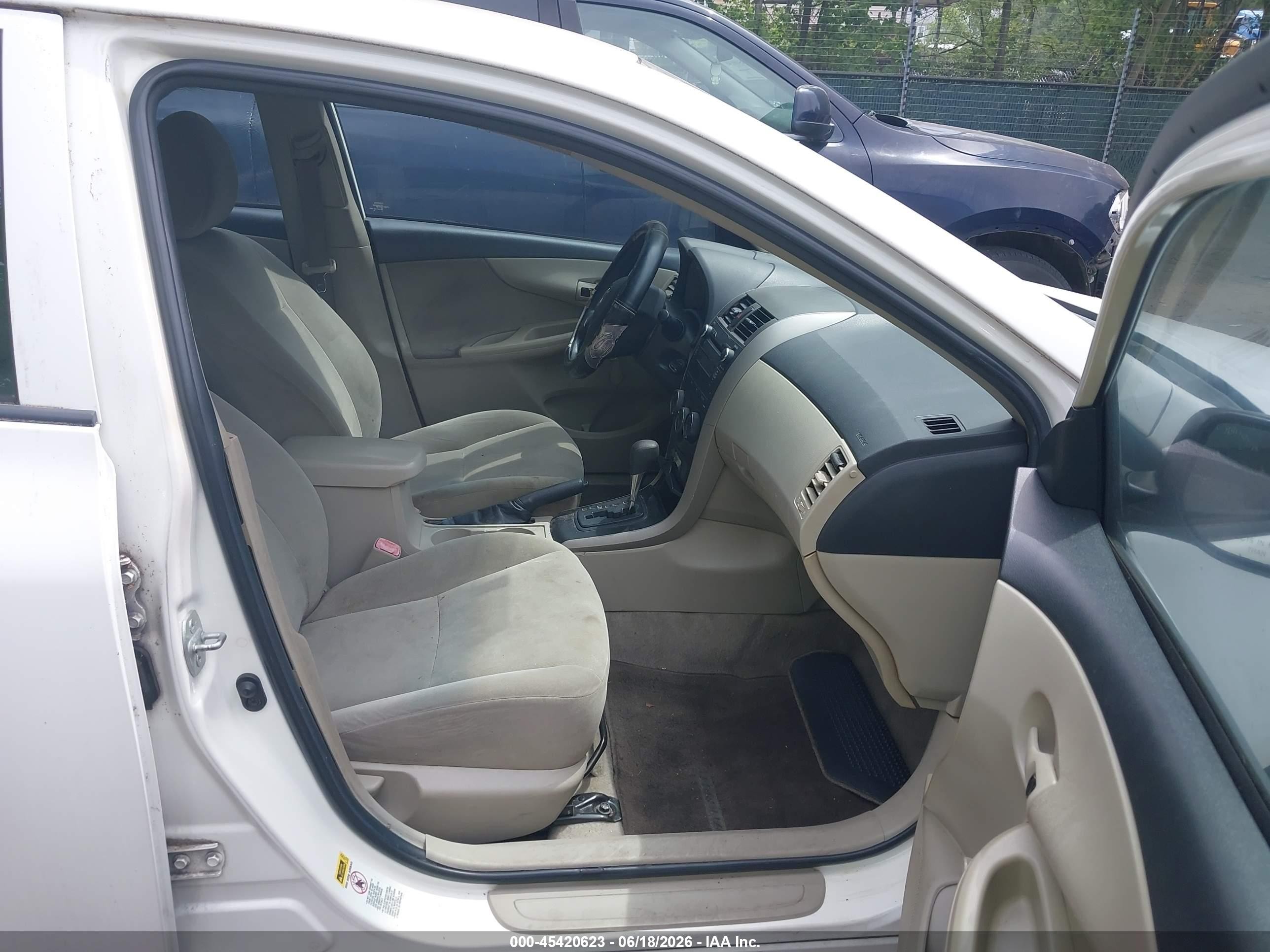 2011 Toyota Corolla   White vin: 2T1BU4EE8BC716033
