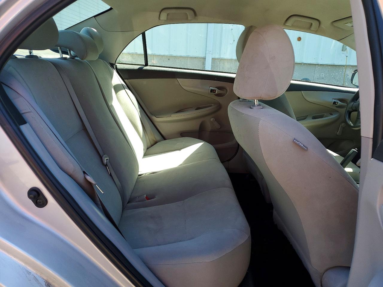2011 Toyota Corolla Base Серебряный vin: 2T1BU4EE8BC739800