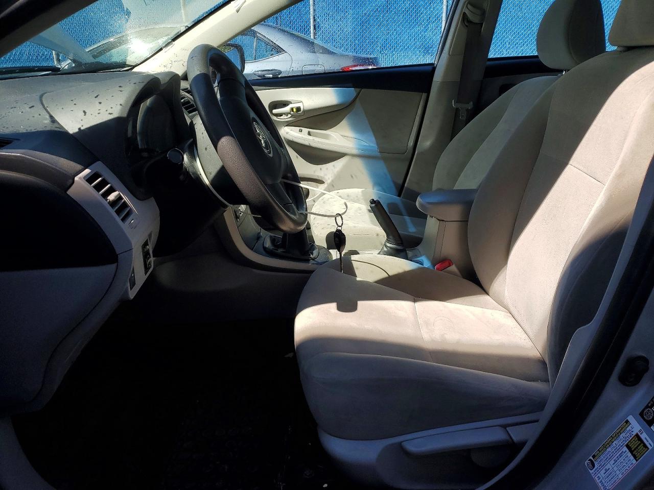 2011 Toyota Corolla Base Серебряный vin: 2T1BU4EE8BC739800