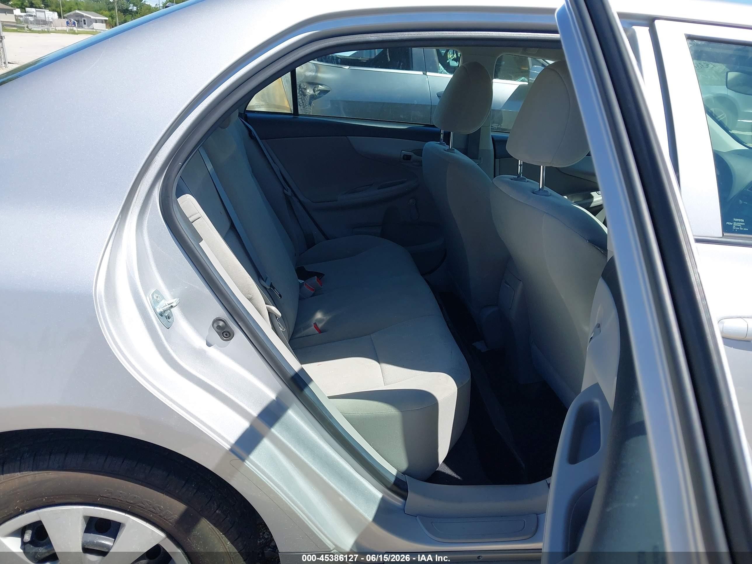2012 Toyota Corolla Ce Silver vin: 2T1BU4EE8CC826811